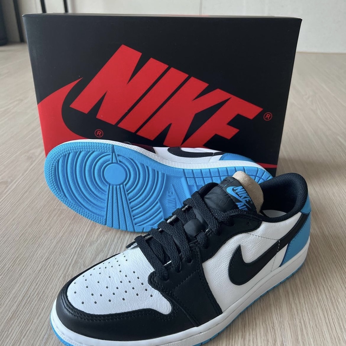 Jordan 1 Retro Low OG Black and Dark Powder Blue 착용 스타일