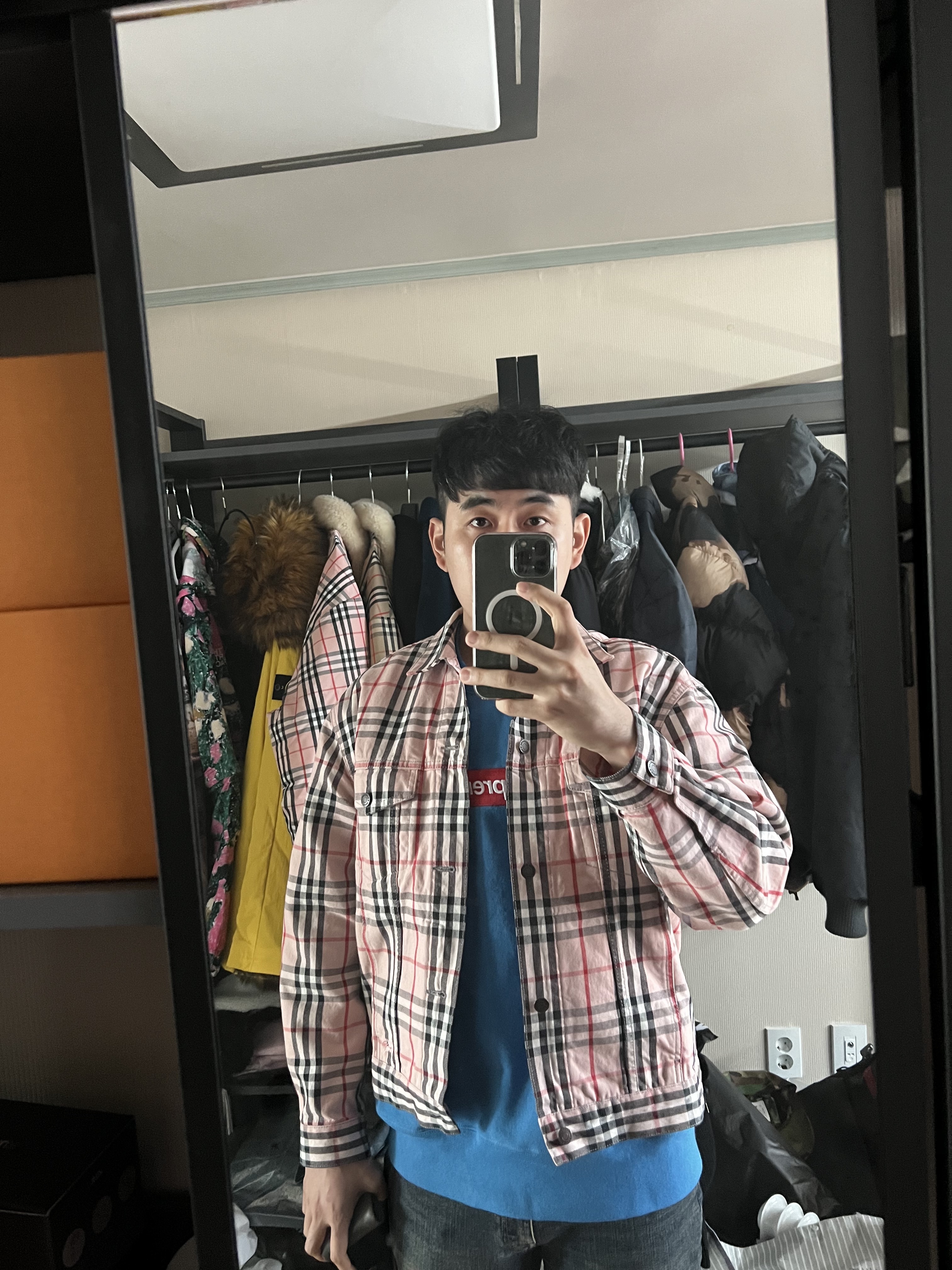 Supreme x Burberry Denim Trucker Jacket Pink - 22SS, Supreme Box Logo Crewneck Blue - 22FW 착용 스타일 - 1