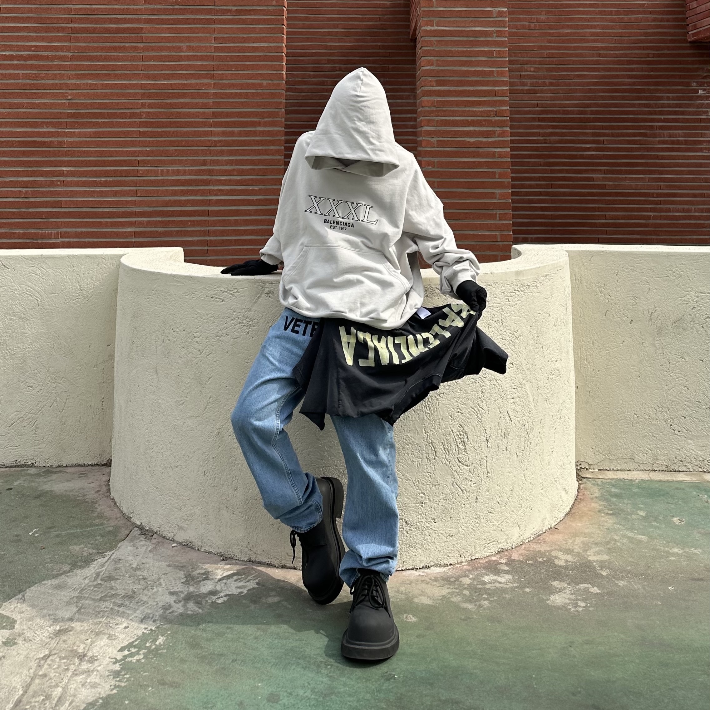 Balenciaga 3XL Hoodie Large Fit Off White, Balenciaga Tape Type Medium Fit T-Shirt Faded Black 착용 스타일