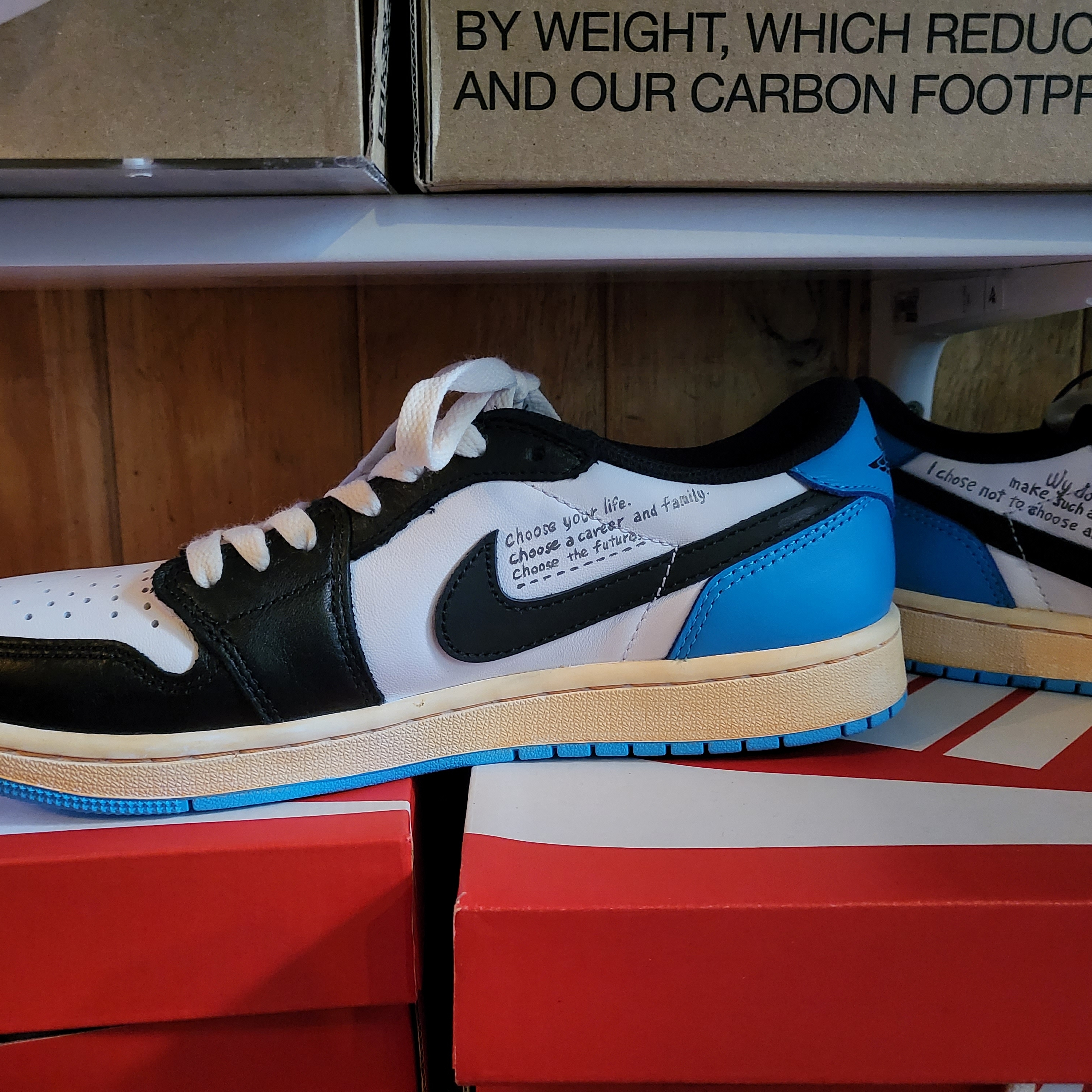Jordan 1 Retro Low OG Black and Dark Powder Blue 착용 스타일 - 4