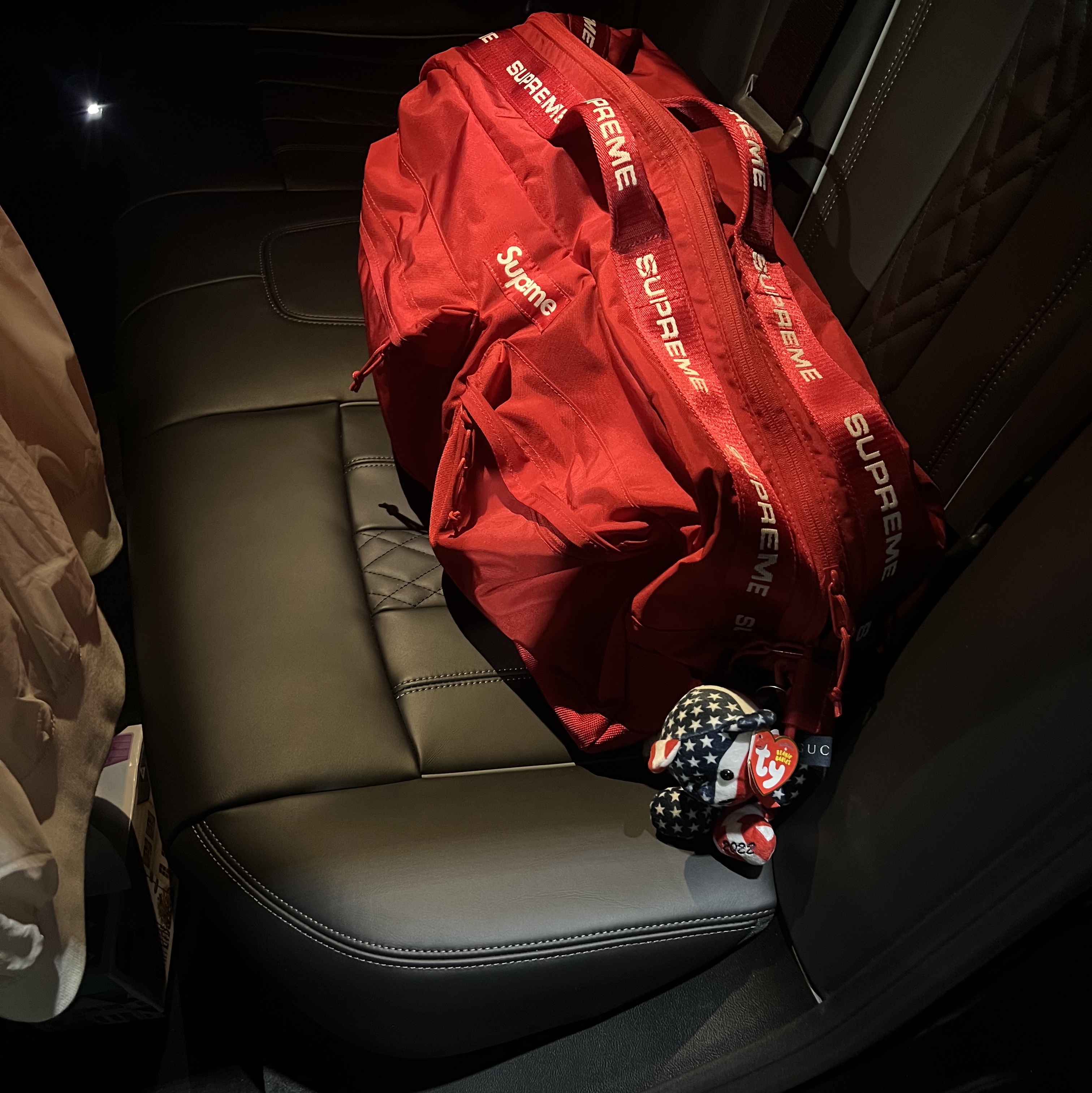 Supreme Duffle Bag Red - 22FW, Supreme Ty Beanie Baby Flag - 22FW 착용 스타일