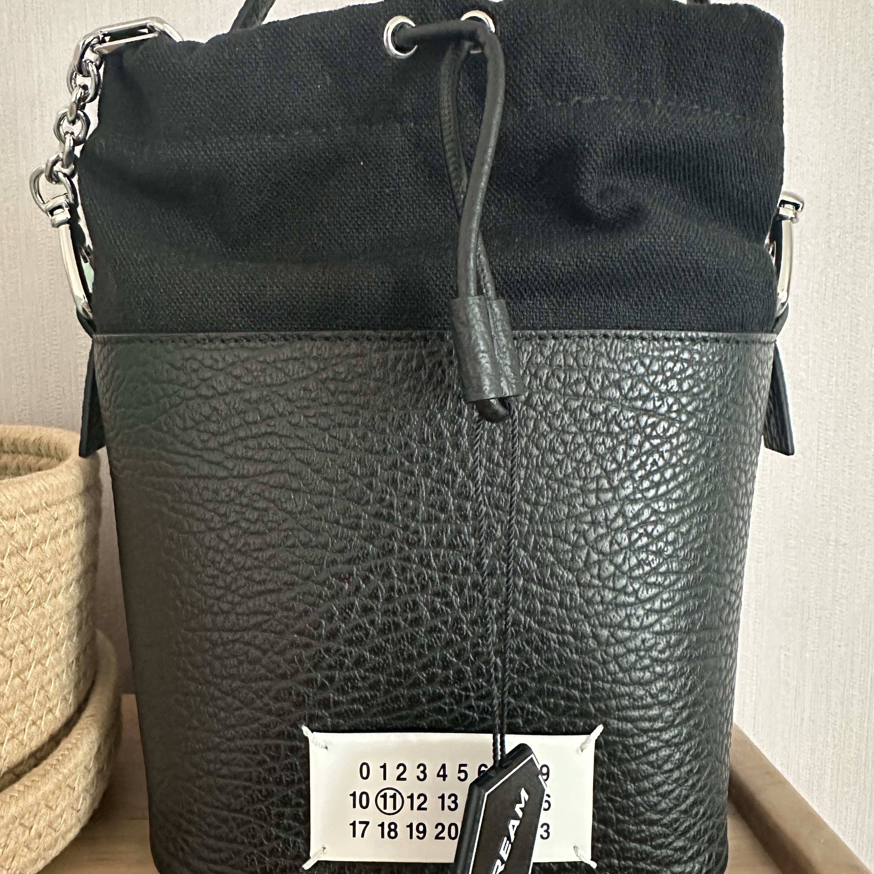 Maison Margiela 5AC Bucket Bag Black 착용 스타일