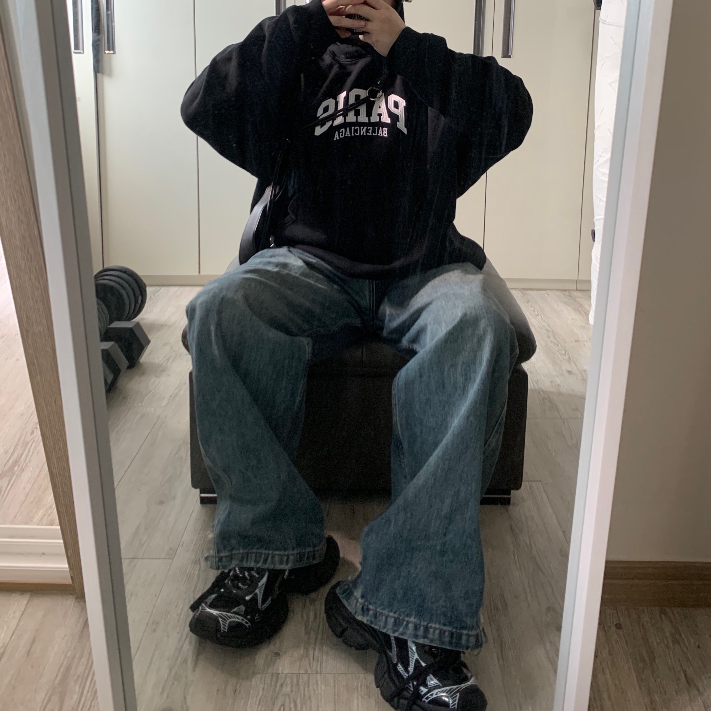 Balenciaga 3XL Sneakers Black White, Balenciaga Cities Paris Wide Fit Hoodie Black 착용 스타일 - 2