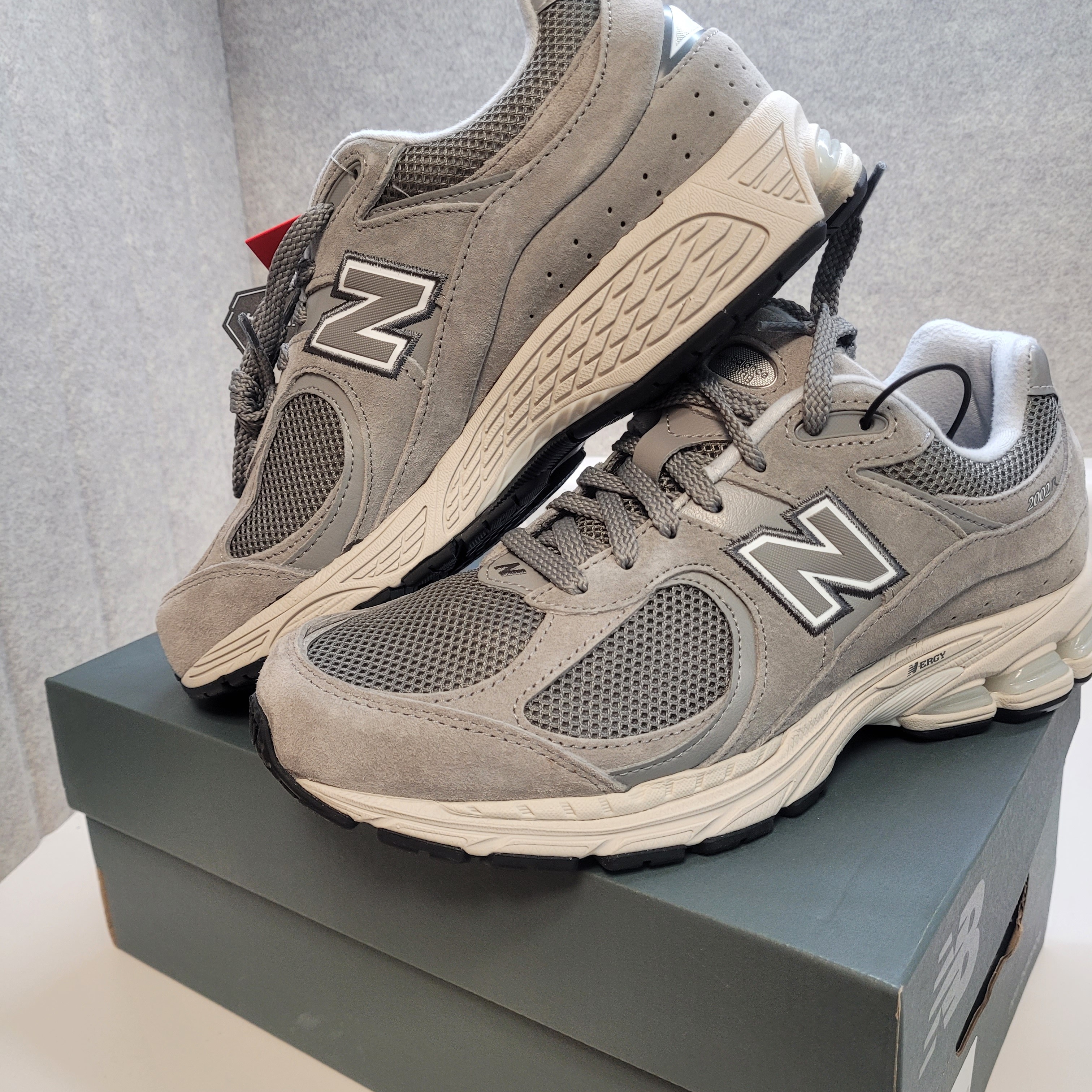 New Balance 2002R Grey 착용 스타일 - 2