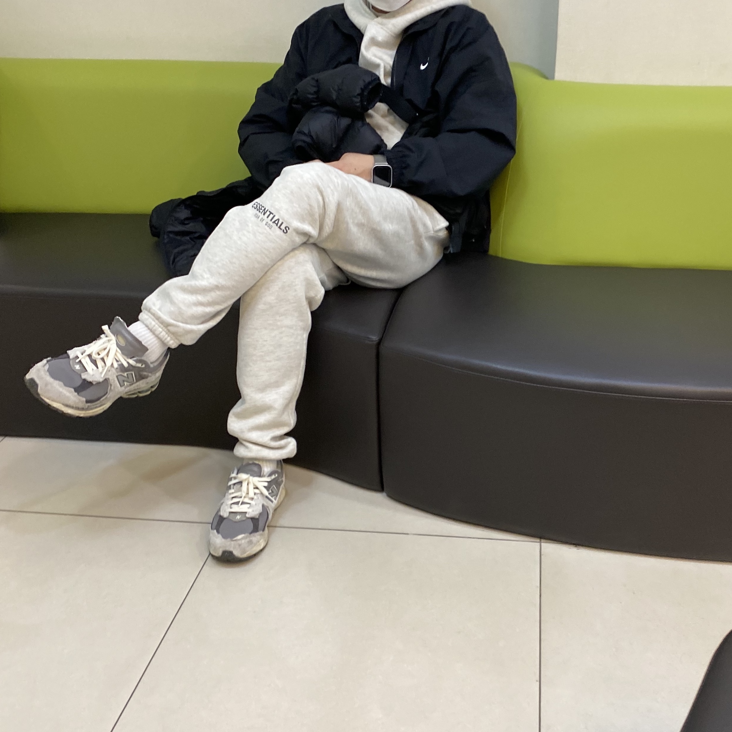 Essentials The Core Collection Sweatpants Light Oatmeal, Nike NRG Solo Swoosh Woven Track Jacket Black - Asia 착용 스타일