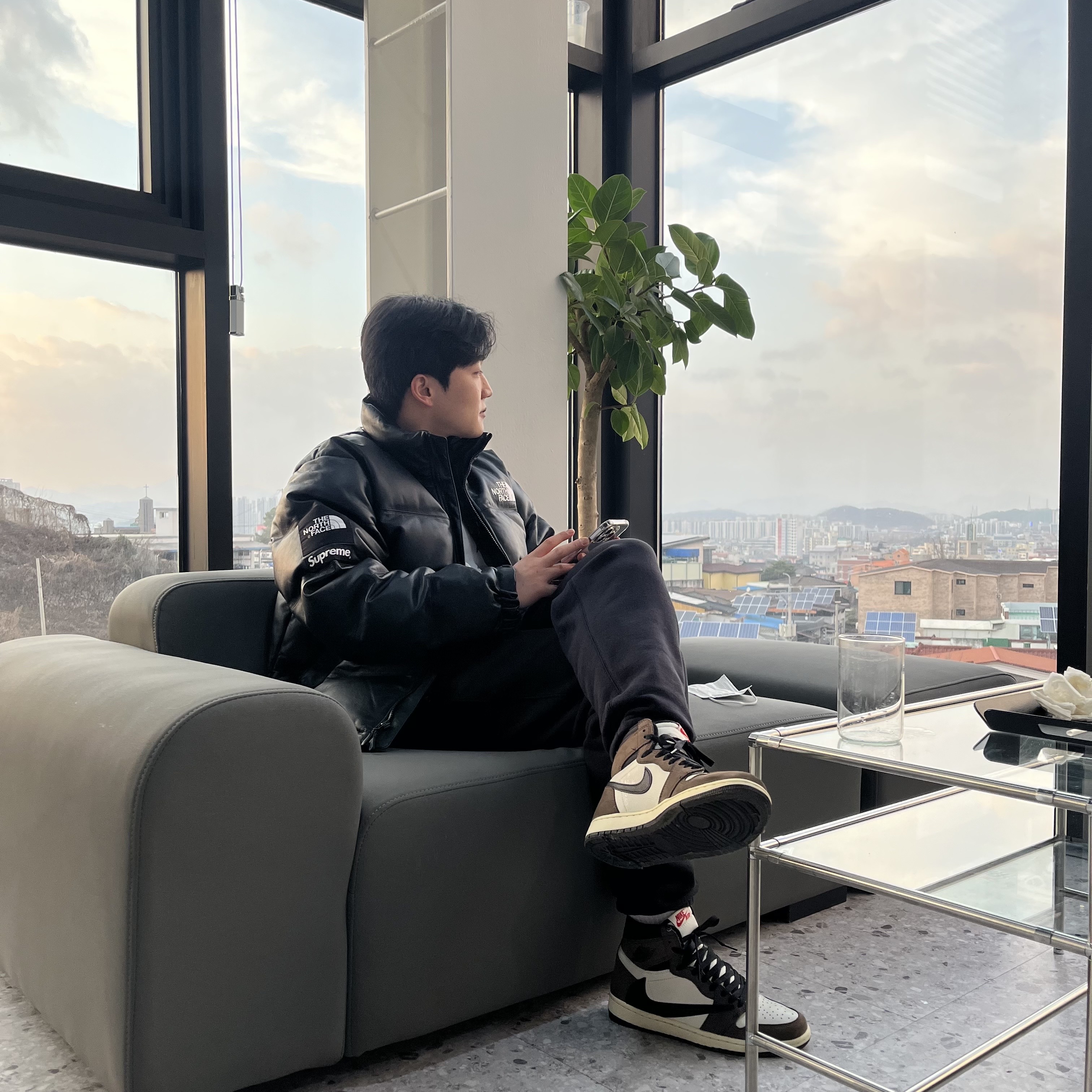 Supreme x The North Face Leather Nuptse Jacket Black - 17FW, Jordan 1 x Travis Scott Retro High OG SP Mocha 착용 스타일 - 1