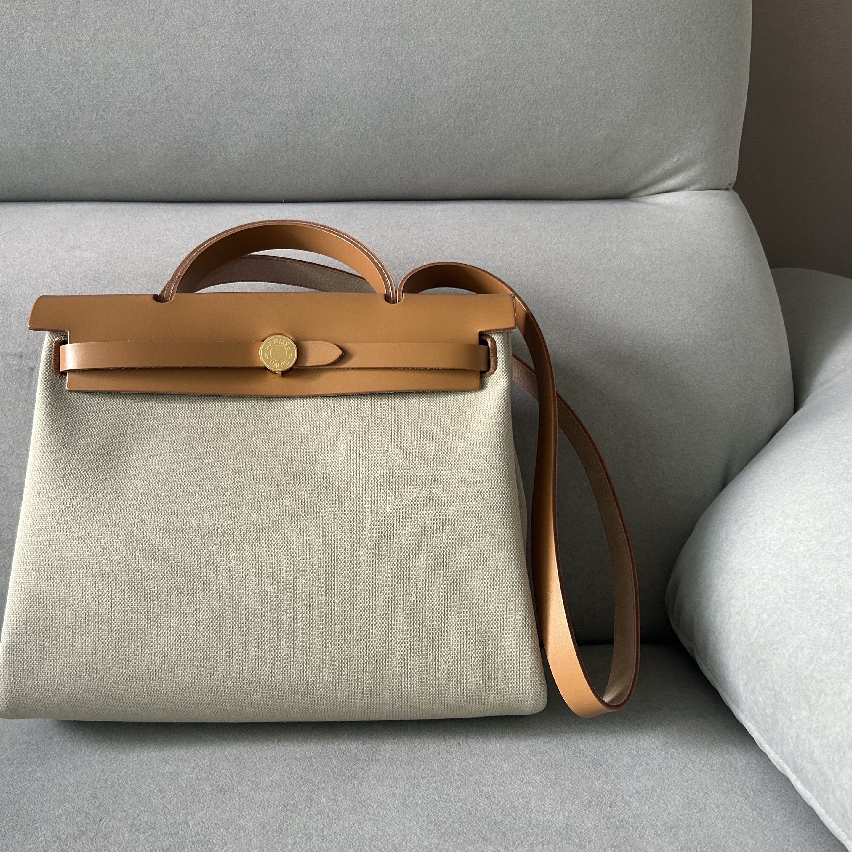 Hermes Herbag Zip 31 Bag Retourne & Gold Beton Naturel Sable 착용 스타일 - 2