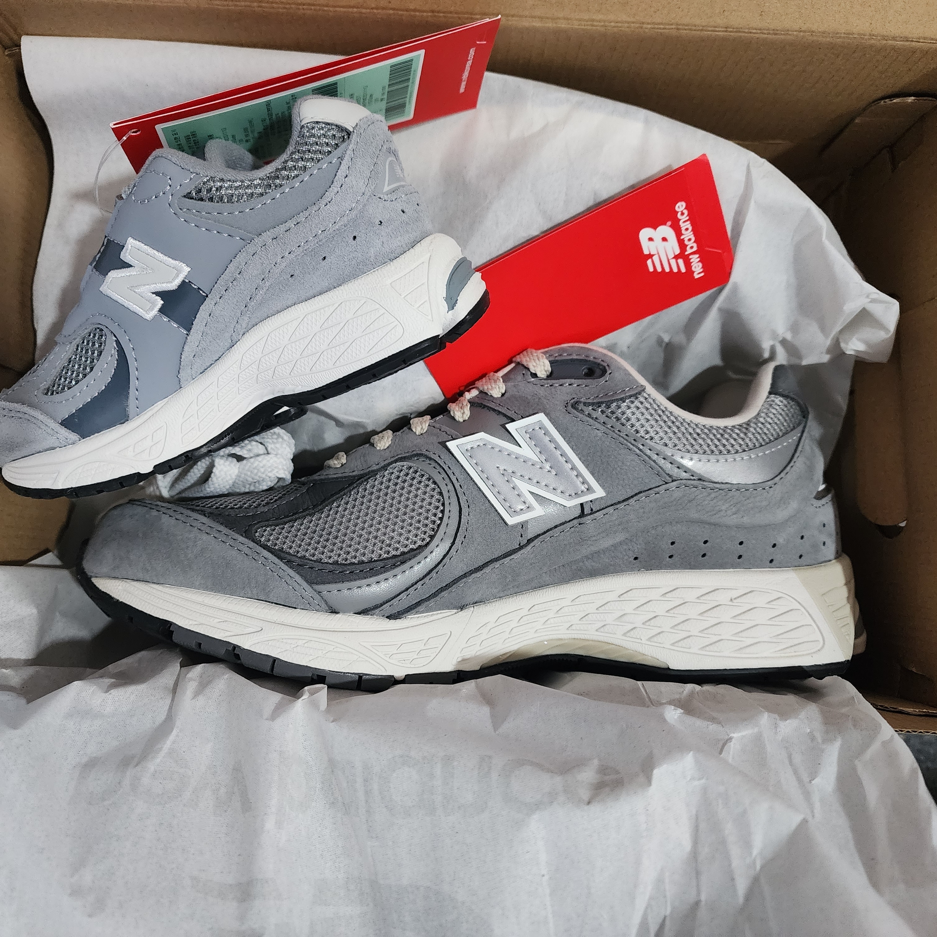 New Balance 2002R Premium Vintage Grey 착용 스타일