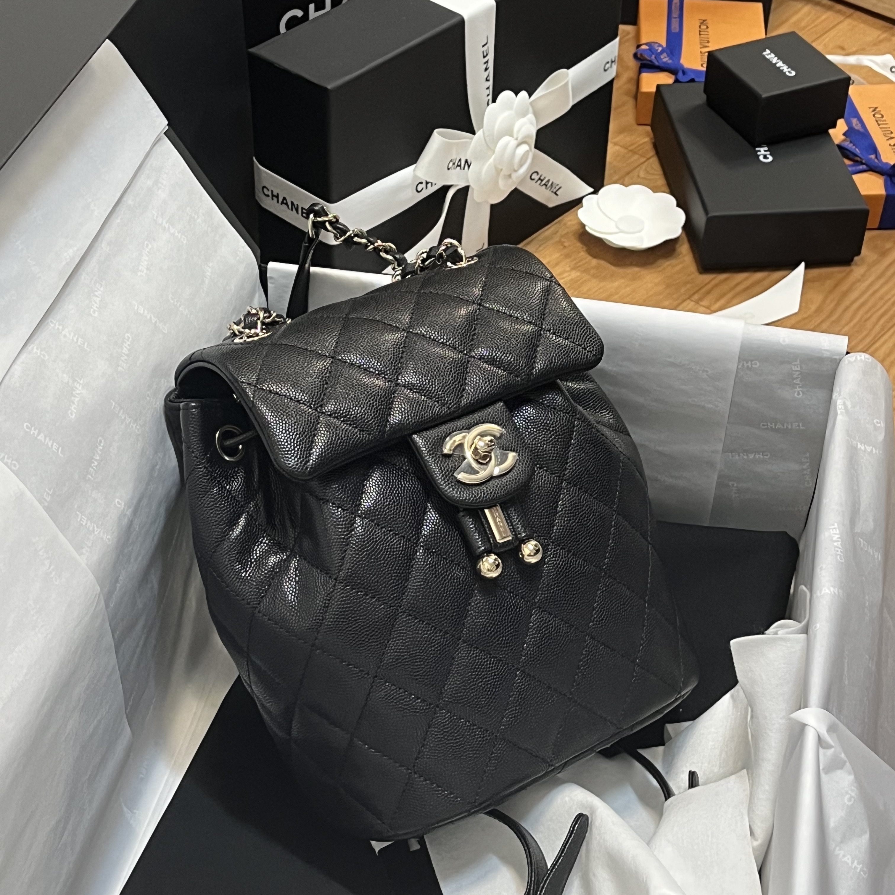 Chanel Backpack Shiny Grained Calfskin & Gold Black 착용 스타일