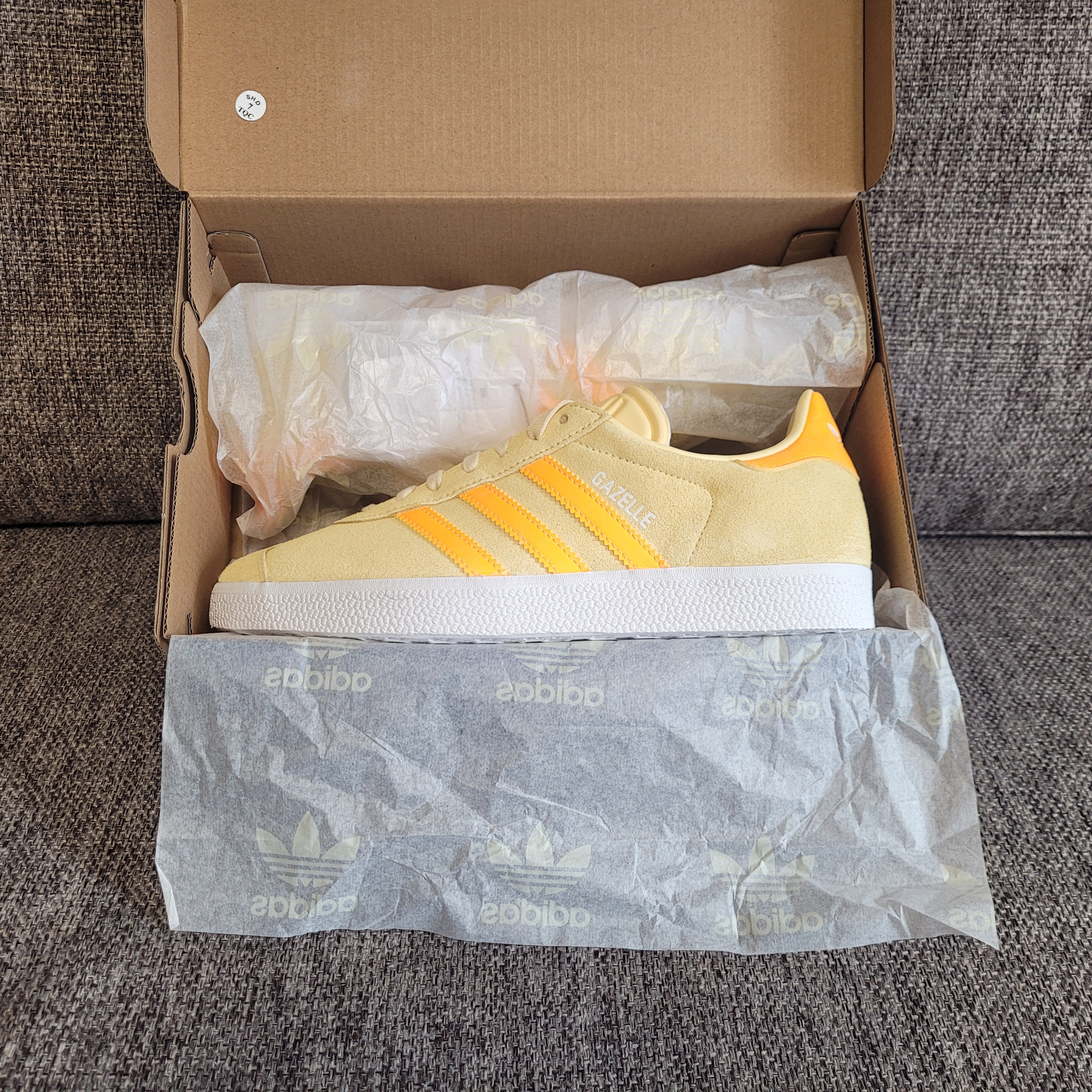(W) Adidas Gazelle Almost Yellow Solar Gold 착용 스타일 - 2