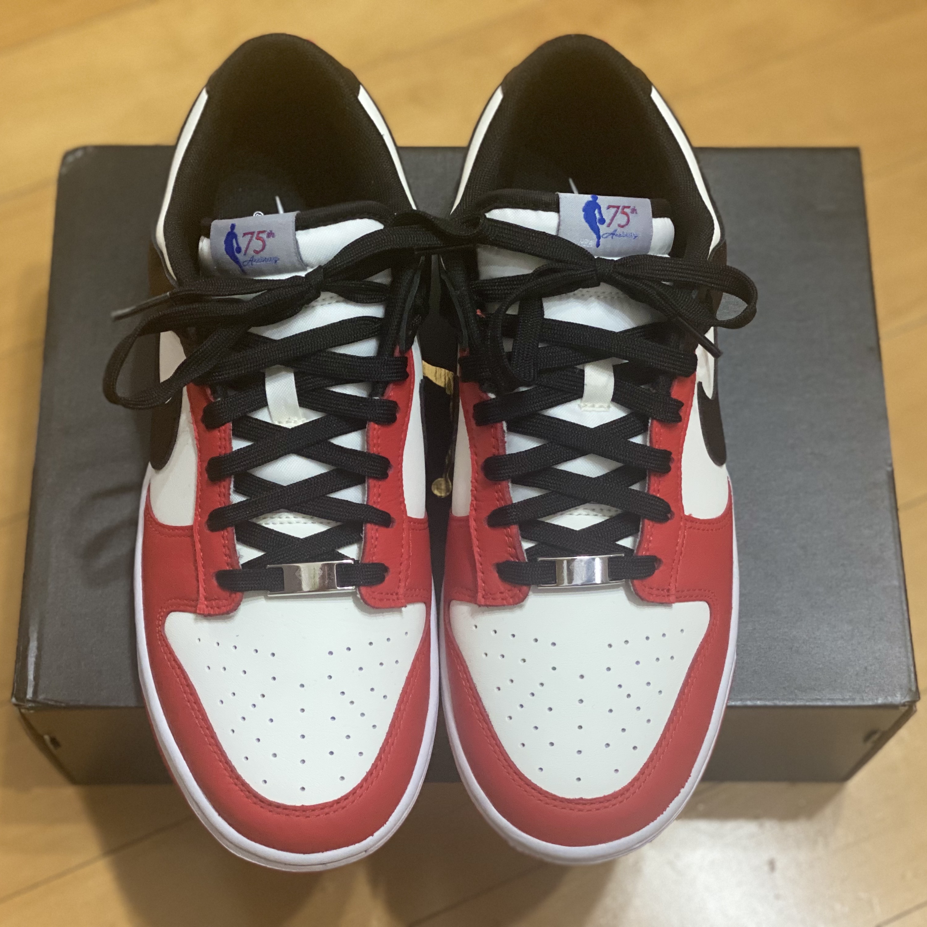 Nike x NBA Dunk Low Retro EMB Black and Chile Red 착용 스타일 - 2