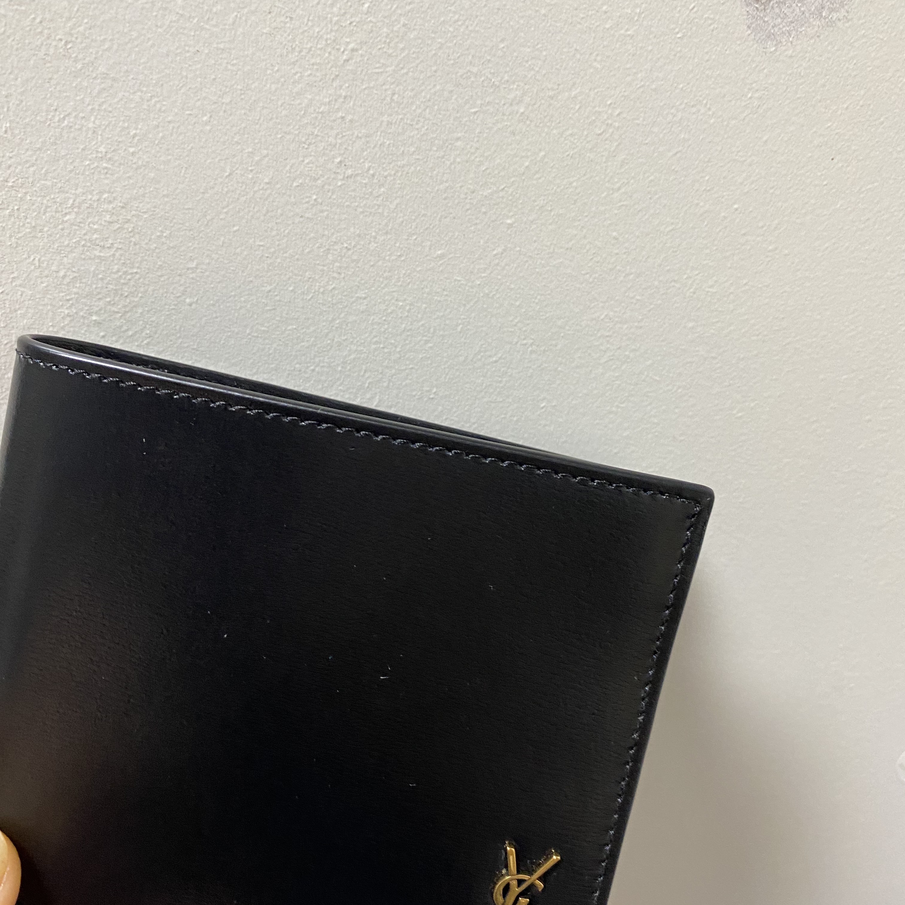 Saint Laurent Tiny Cassandre East/West Wallet in Shiny Leather Black 착용 스타일