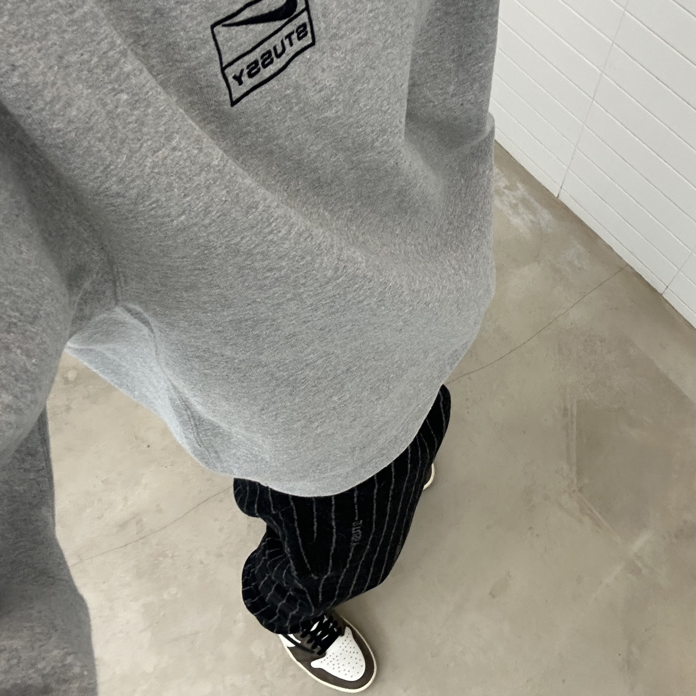 Nike x Stussy NRG Striped Wool Pants Black (DR4021-010), Jordan 1 x Travis Scott Retro High OG SP Mocha 착용 스타일 - 2