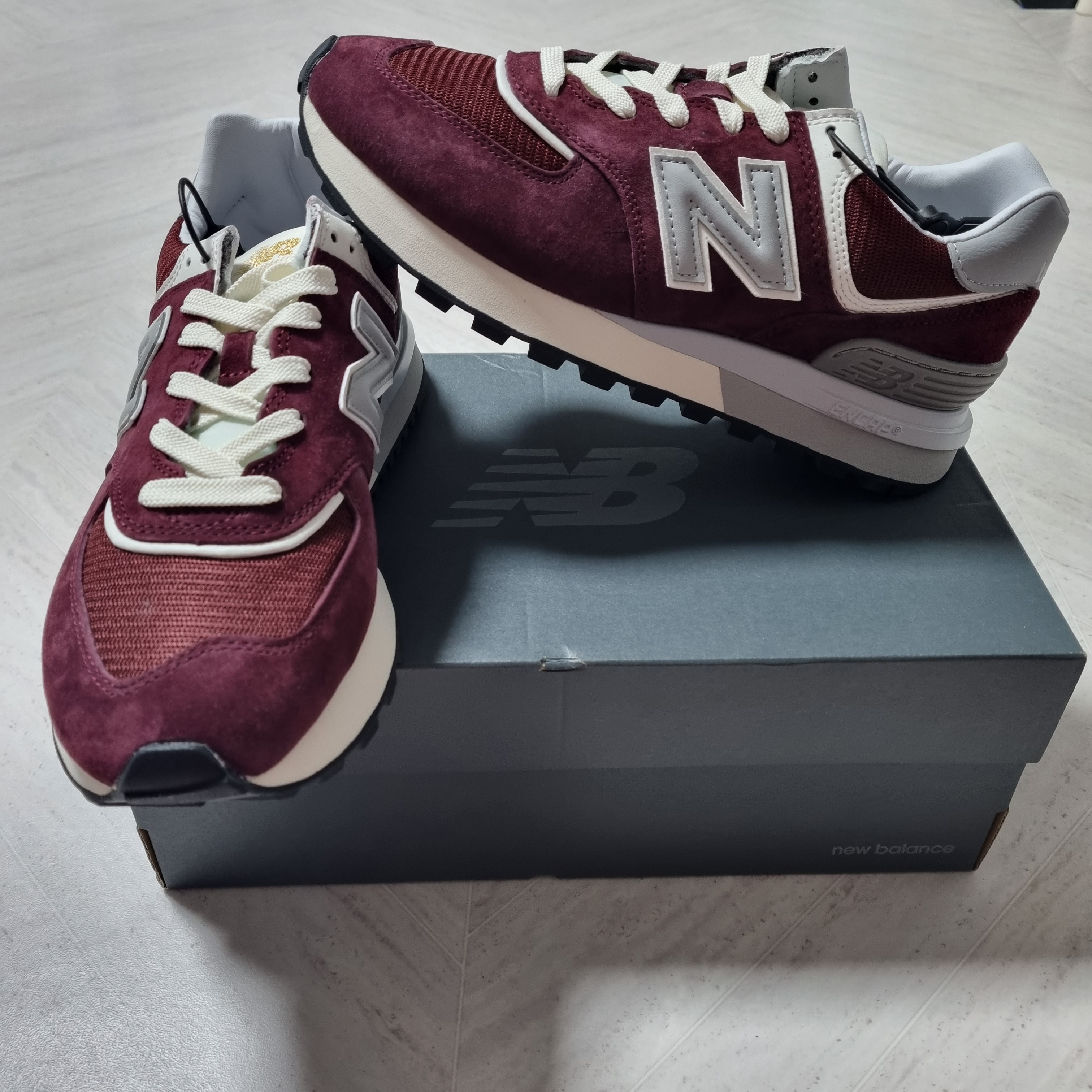 New Balance 574 Legacy Burgundy 착용 스타일