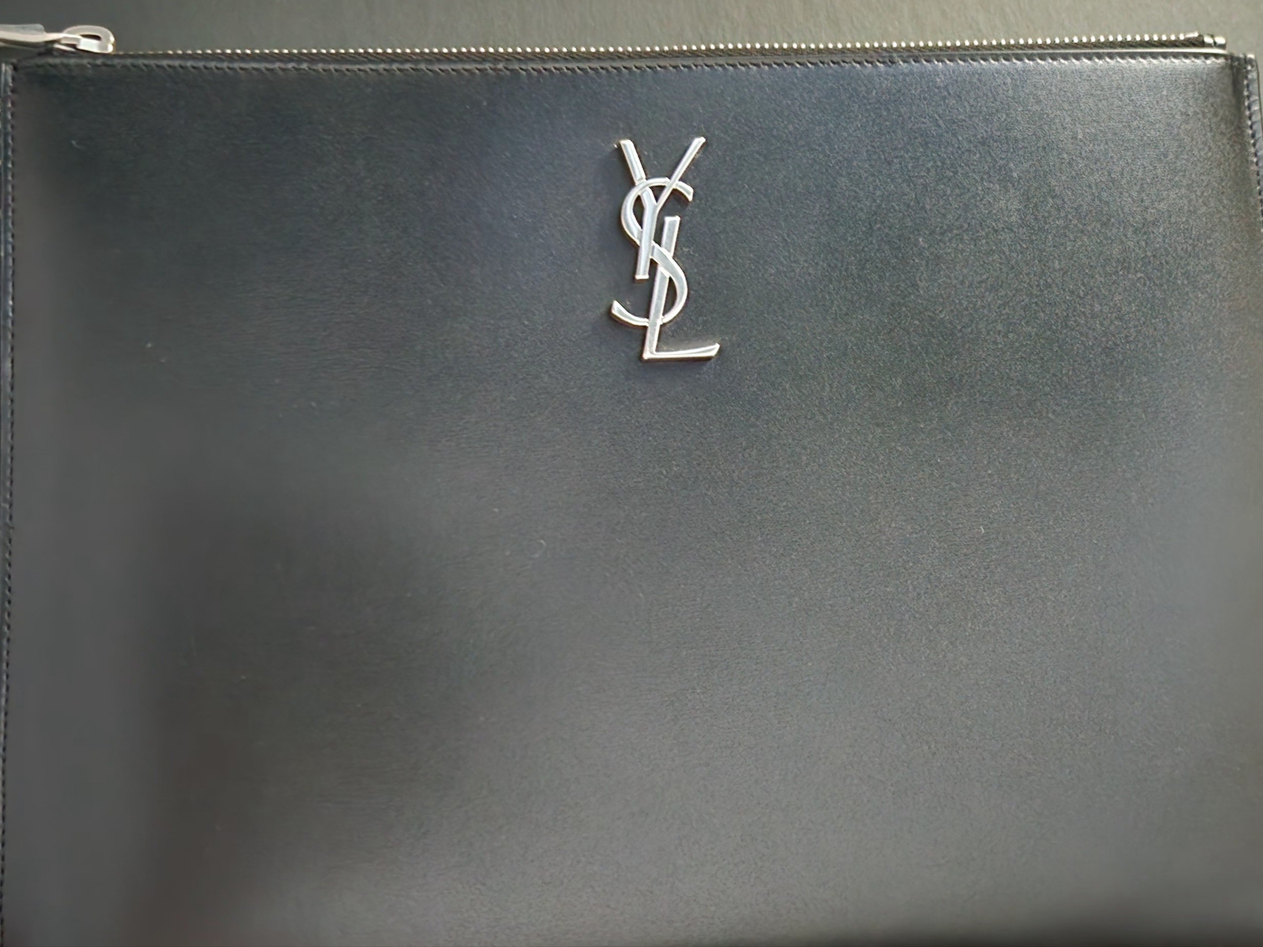 Saint Laurent Tablet Holder in Smooth Leather Black 착용 스타일 - 1