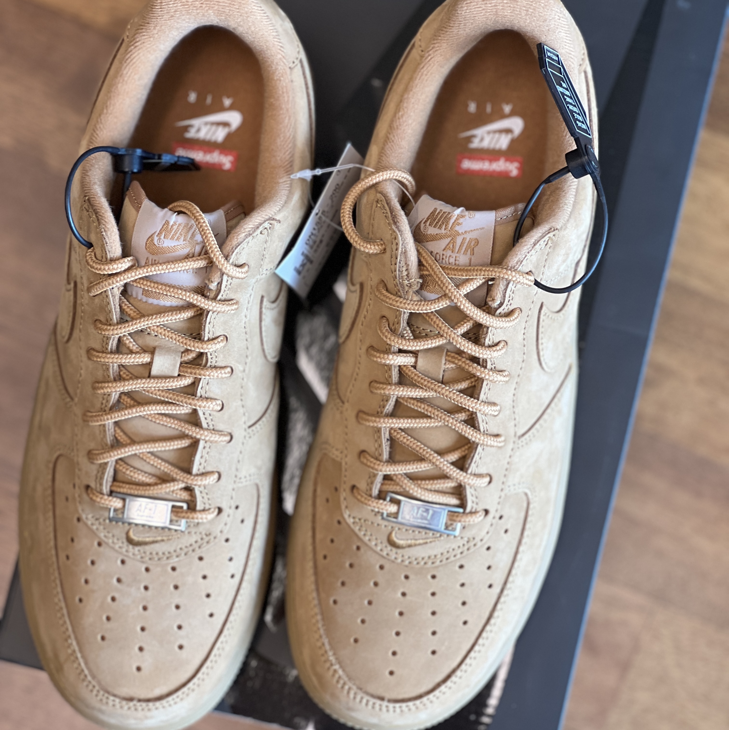 Nike x Supreme Air Force 1 Low Flax 착용 스타일 - 2