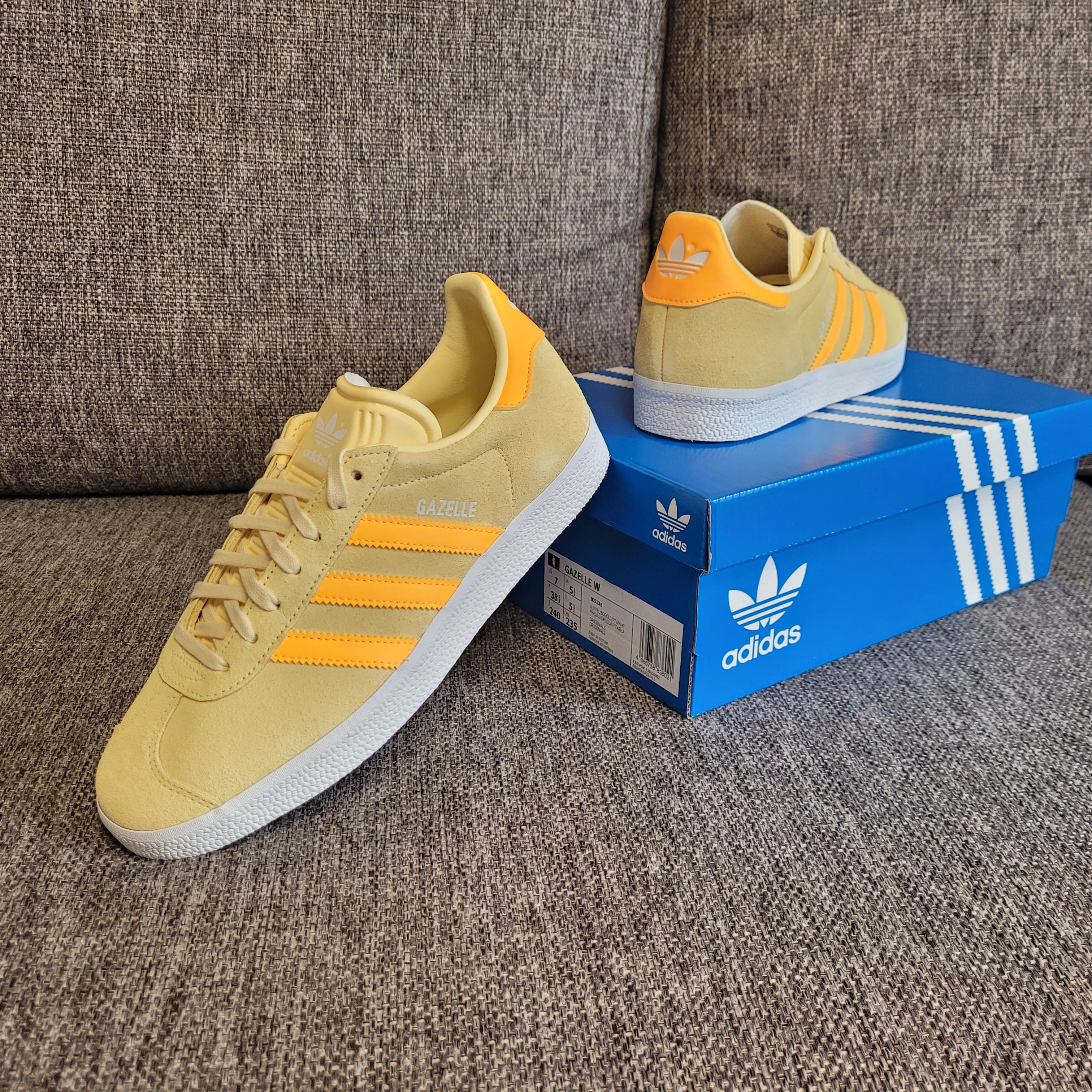 (W) Adidas Gazelle Almost Yellow Solar Gold 착용 스타일 - 4