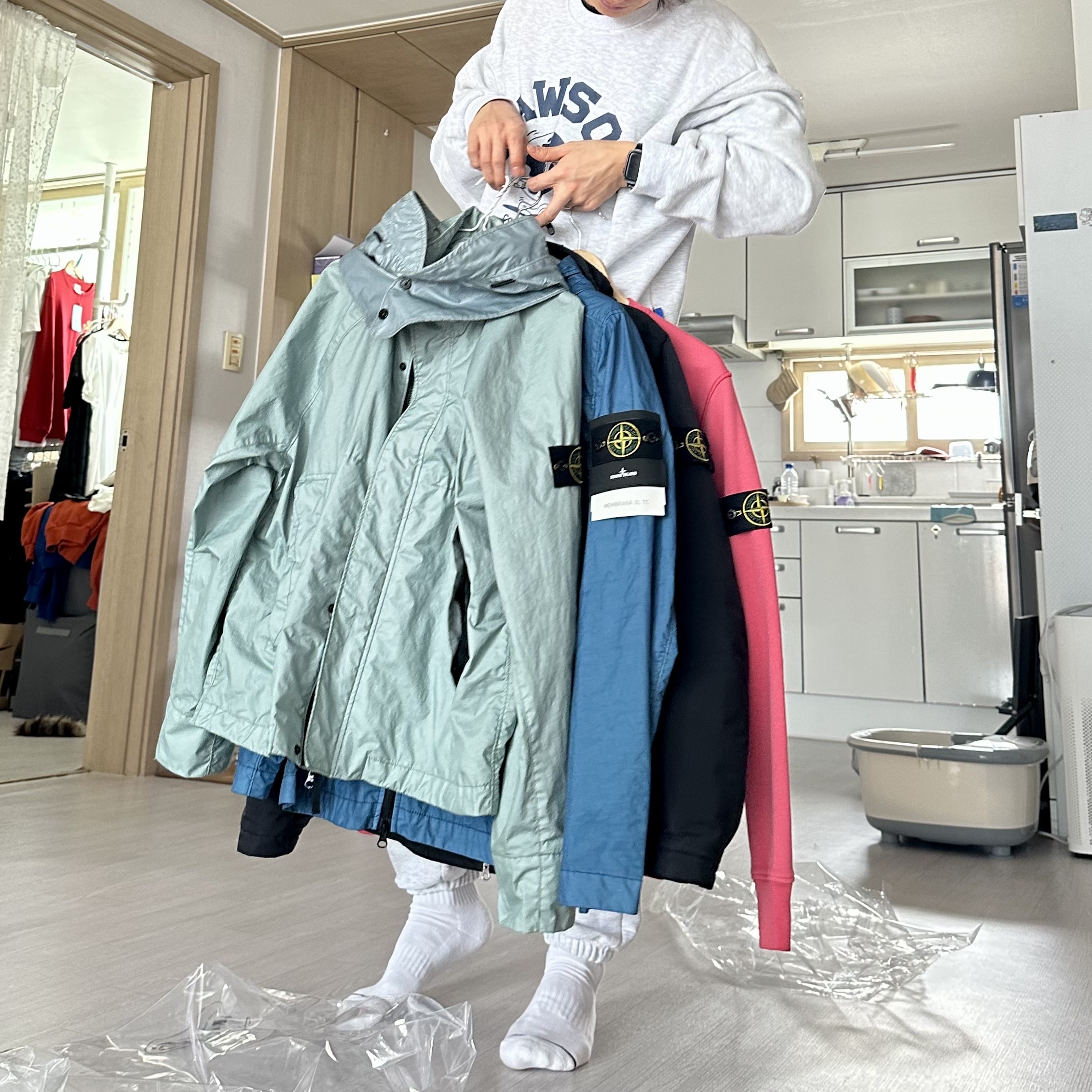 Stone Island 40223 Membrana 3L TC Garment Dyed Hooded Jacket Powder Blue - 22SS, Stone Island 42446 Hyper Dense Nylon Twill Primaloft Insulation Technology Jacket Black - 22FW 착용 스타일