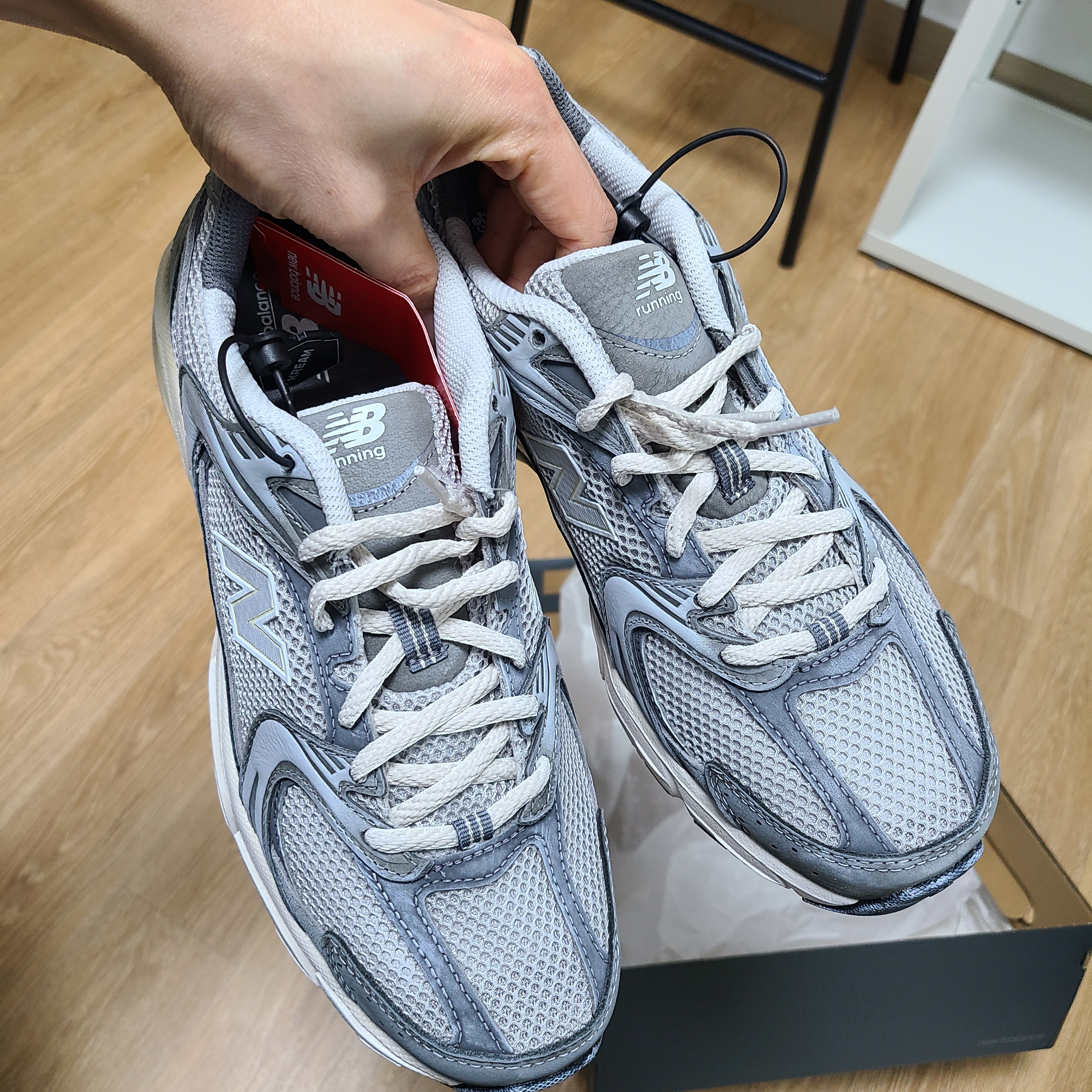 New Balance 530 Premium Vintage Grey Matter 착용 스타일 - 2