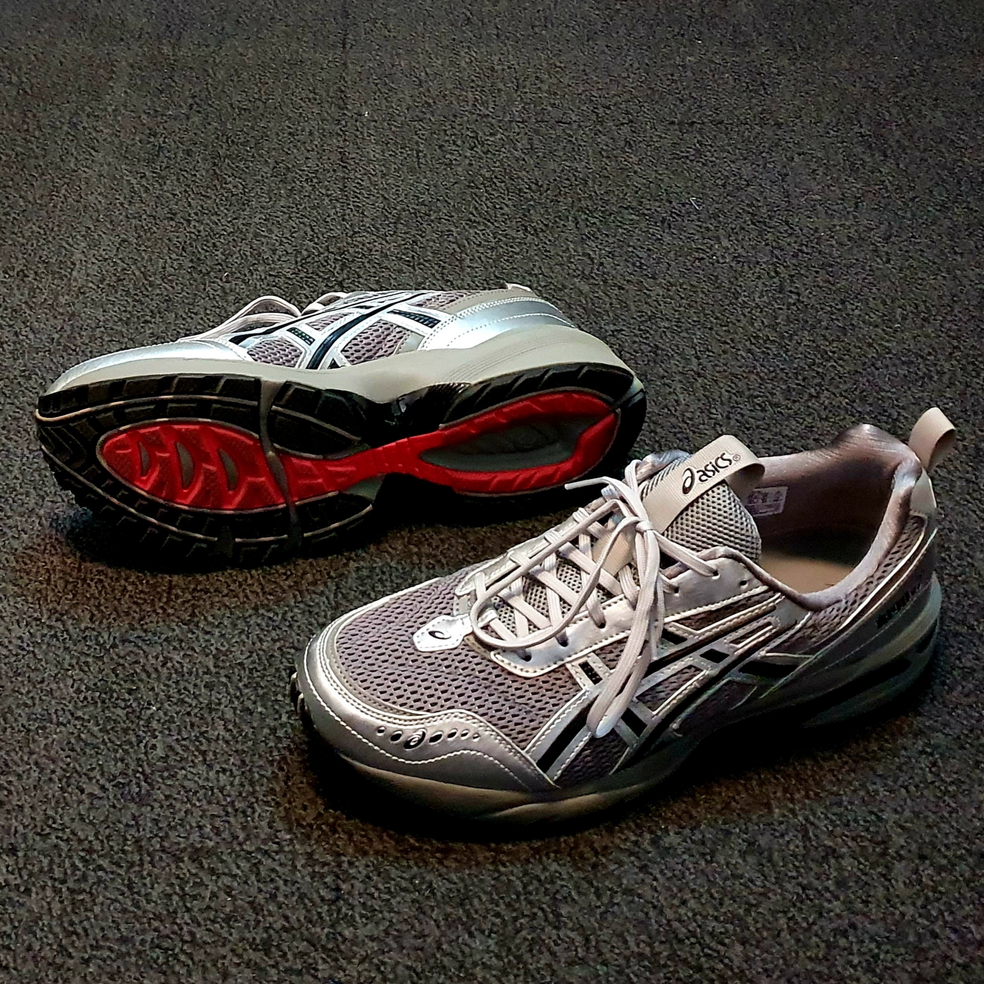 Asics x Freja Wewer Gel-1090 V2 Clay Grey Pure Silver 착용 스타일