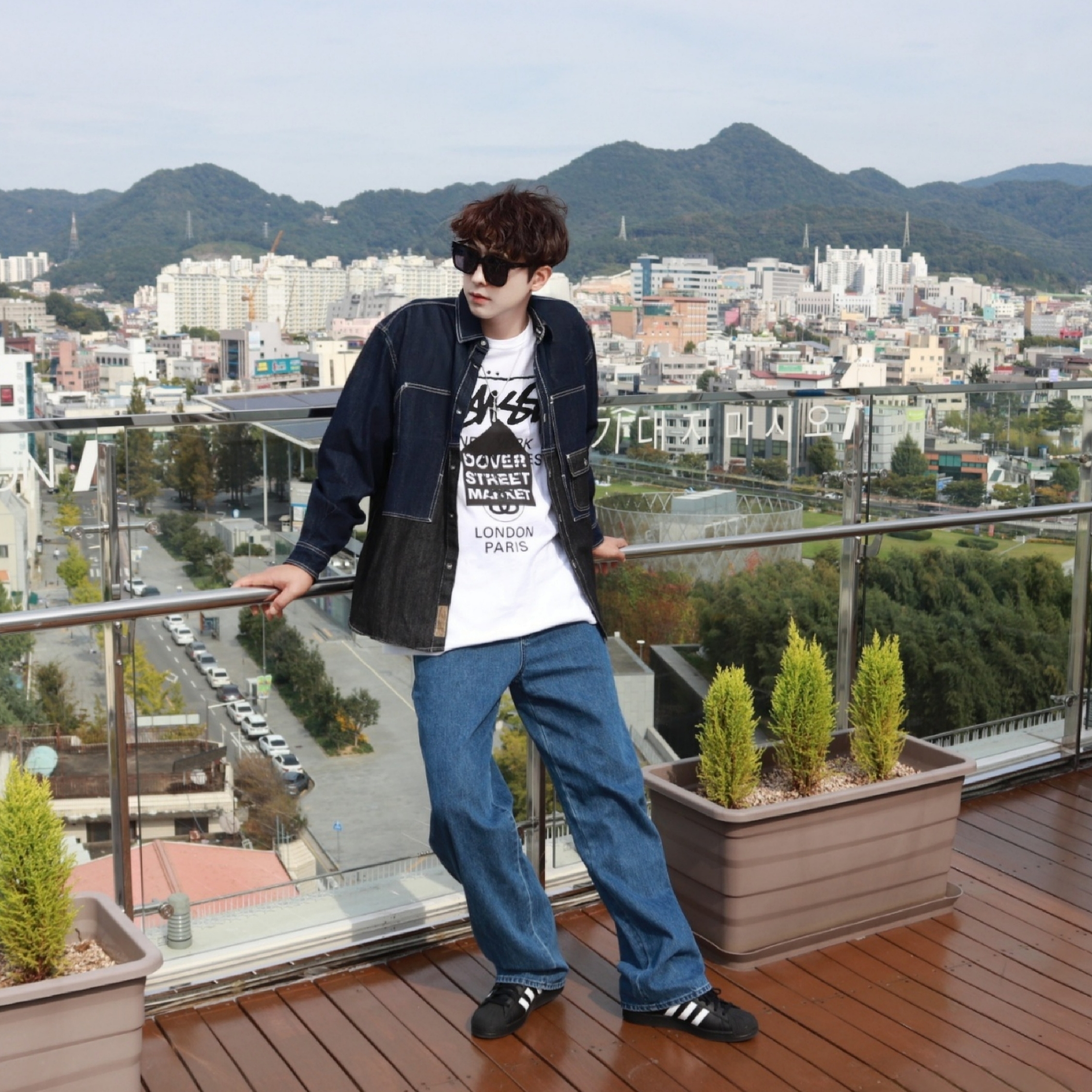 Adidas Superstar Core Black White, Stussy DSM World Tour T-Shirt White 착용 스타일 - 4