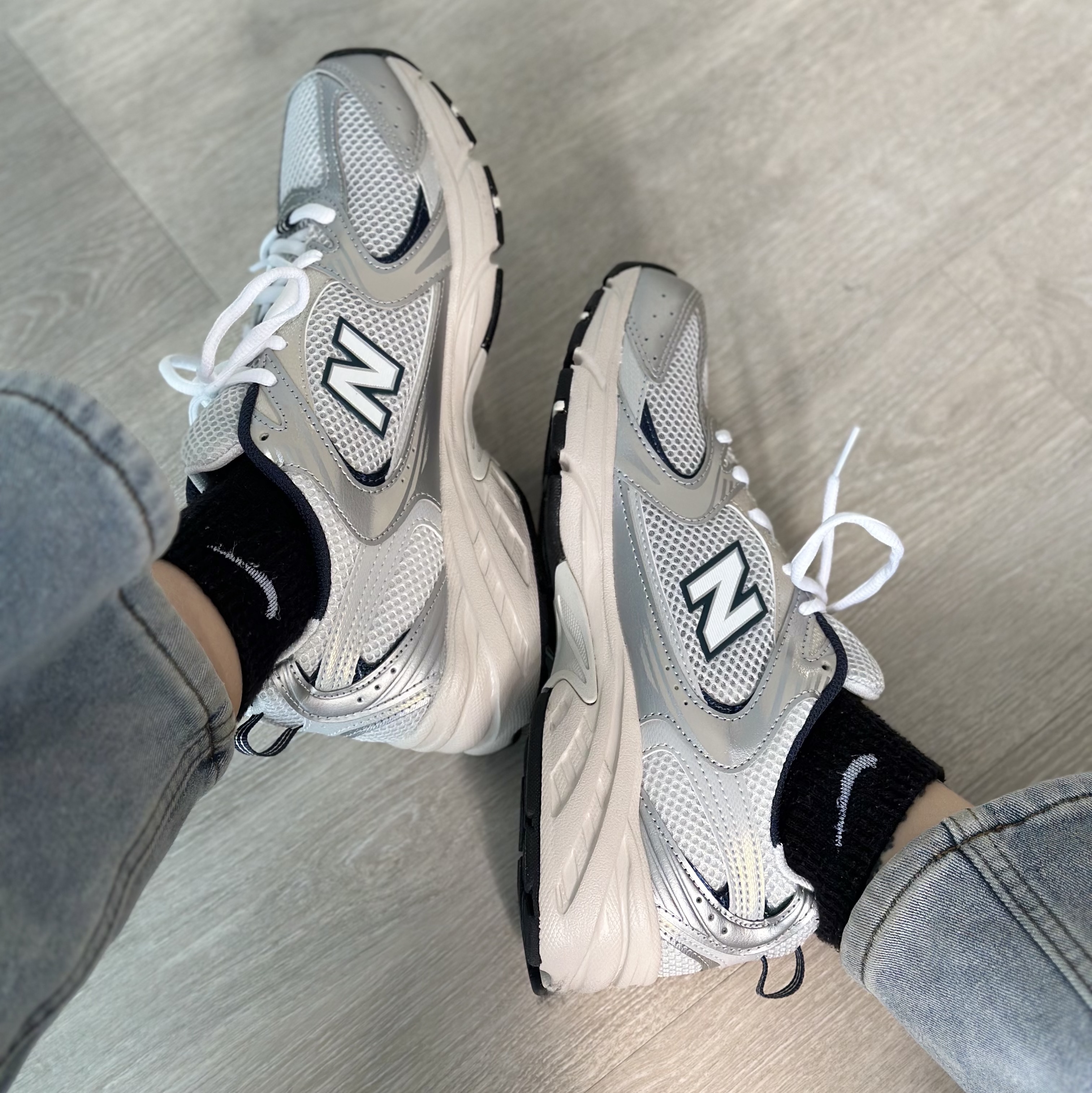 New Balance 530 Steel Grey 착용 스타일 - 2