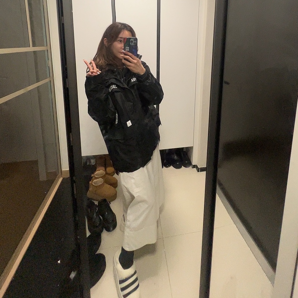 Adidas Puffylette Off White, Supreme x WTAPS Faux Fur Hooded Jacket Black - 21FW 착용 스타일 - 1