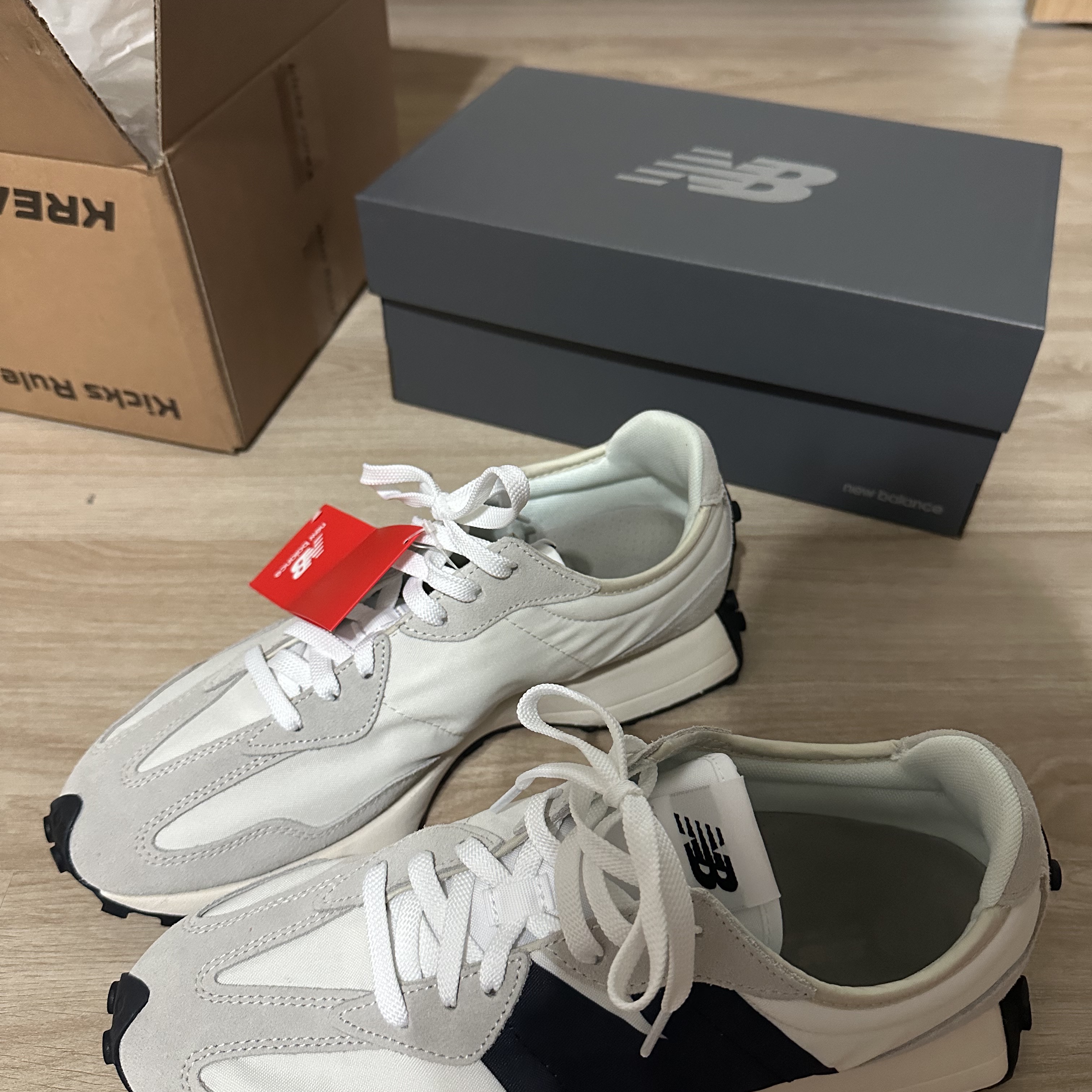 New Balance 327 White Black 착용 스타일