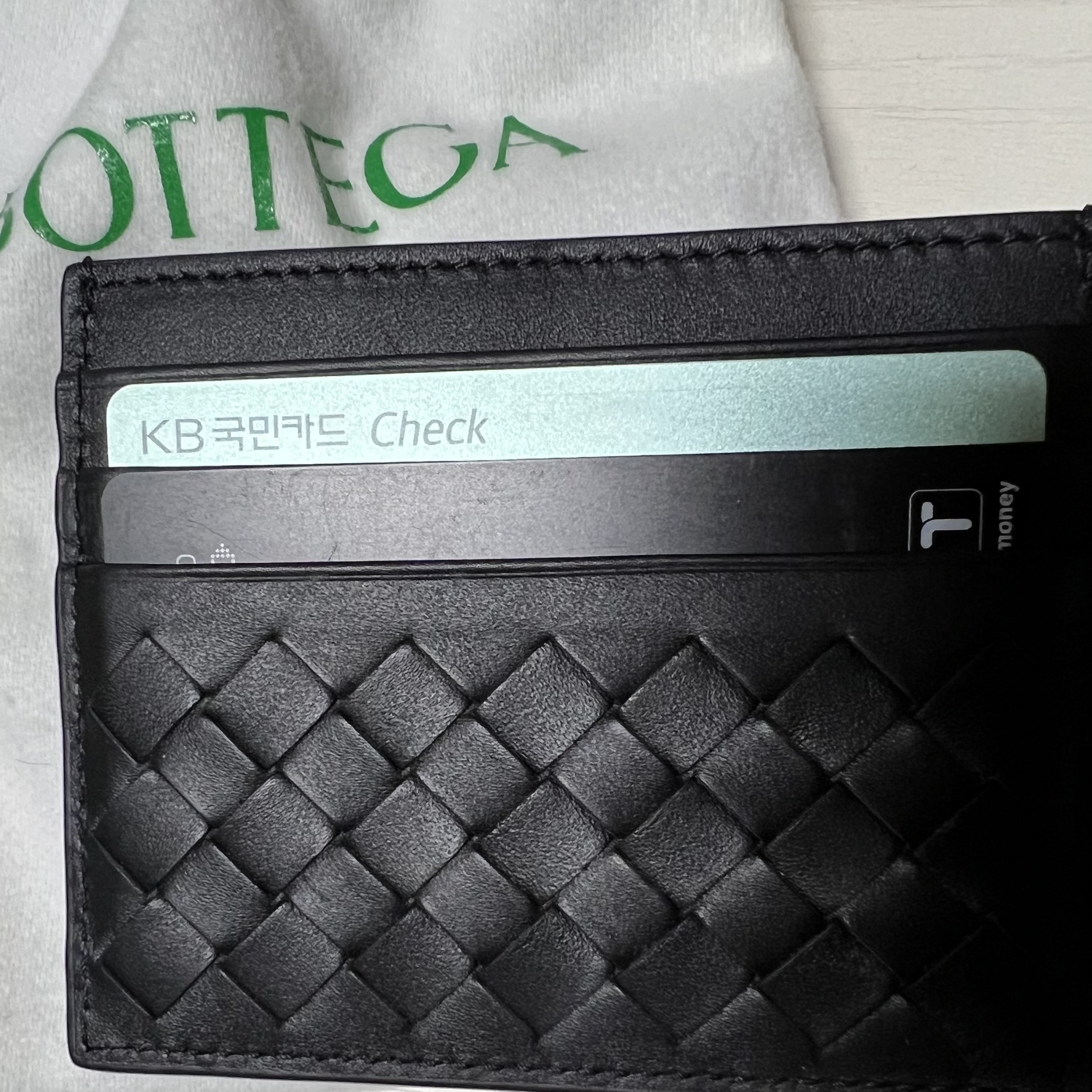 Bottega Veneta Credit Card Case Black 착용 스타일