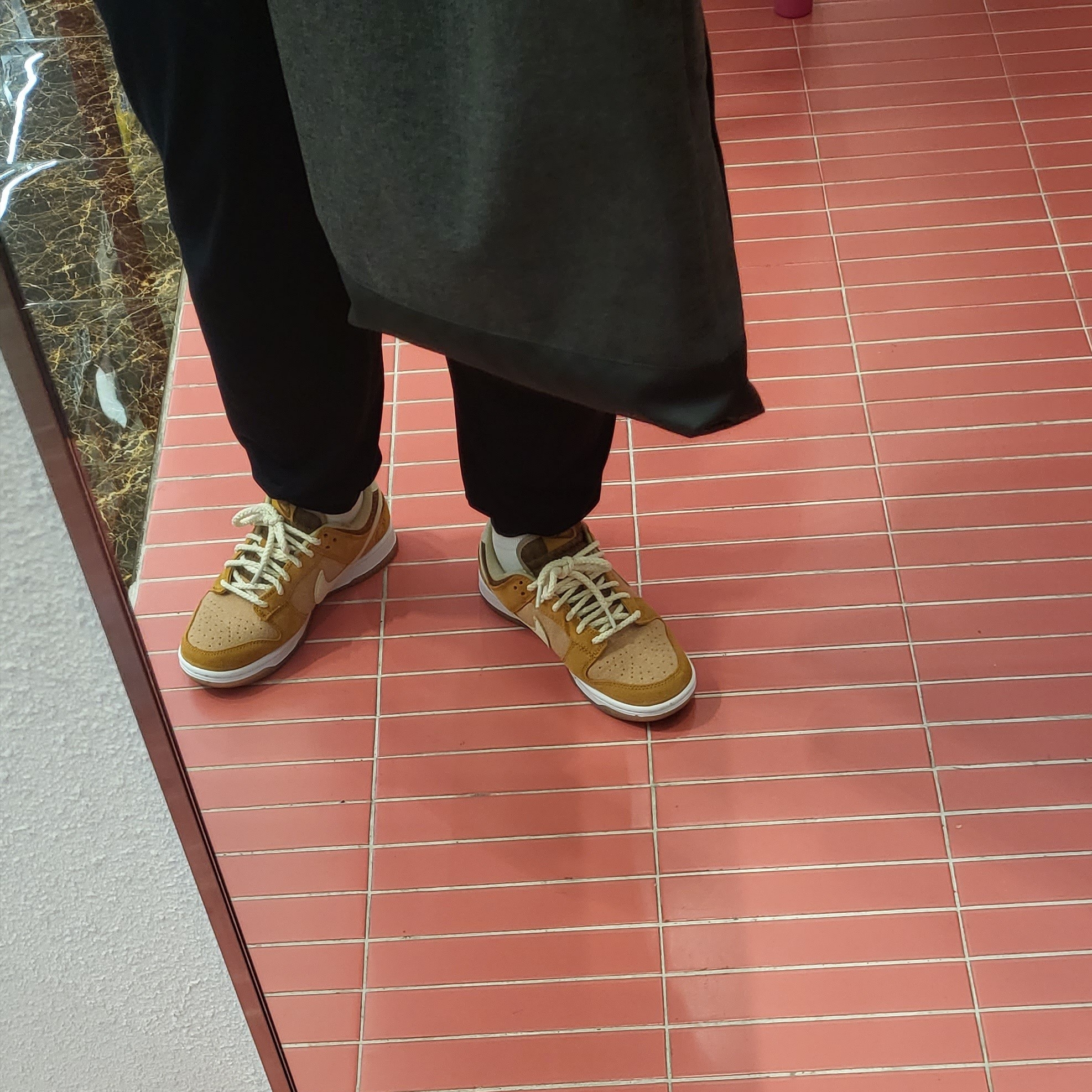 Nike Dunk Low SE Praline Desert Ochre 착용 스타일 - 1