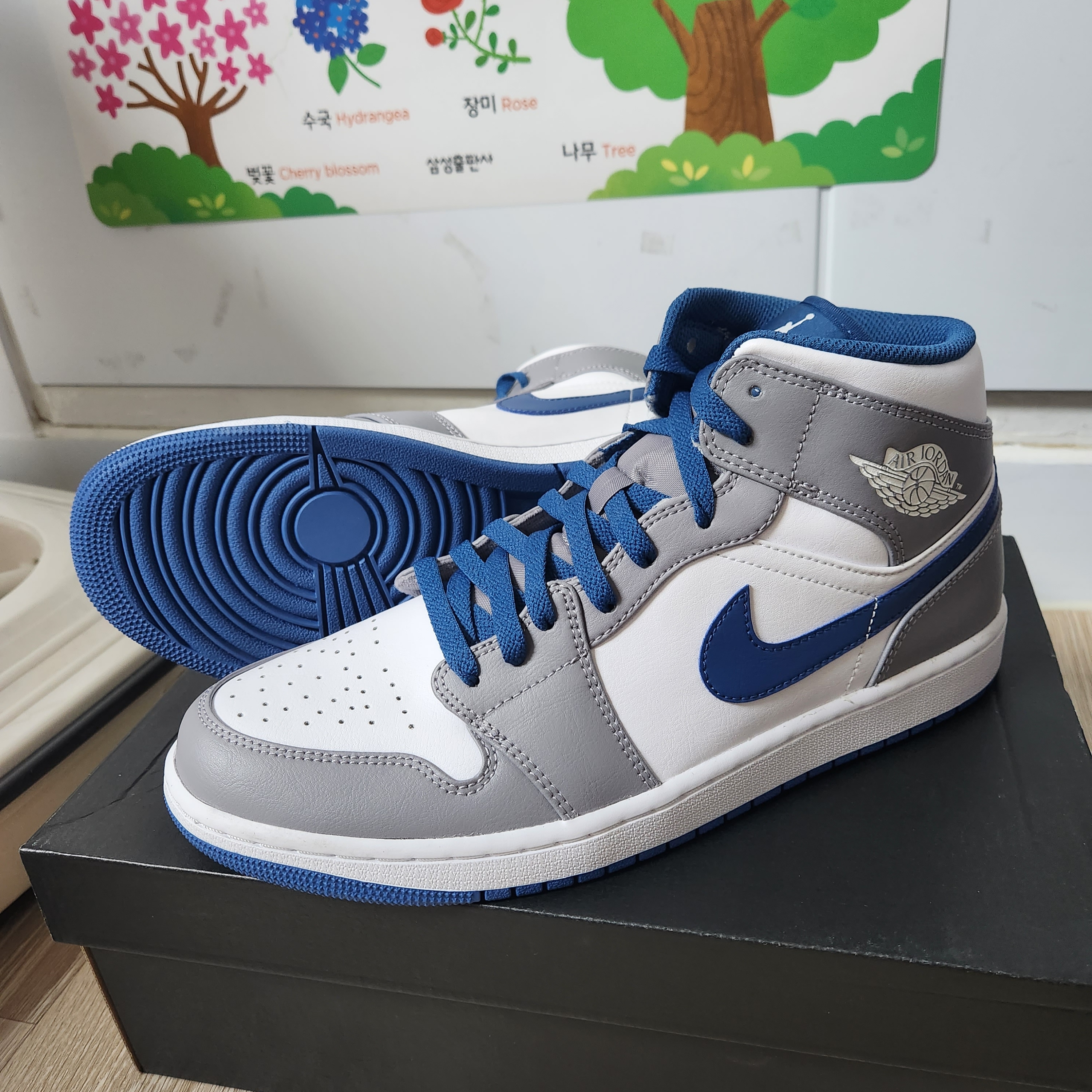 Jordan 1 Mid Cement Grey True Blue 착용 스타일 - 3