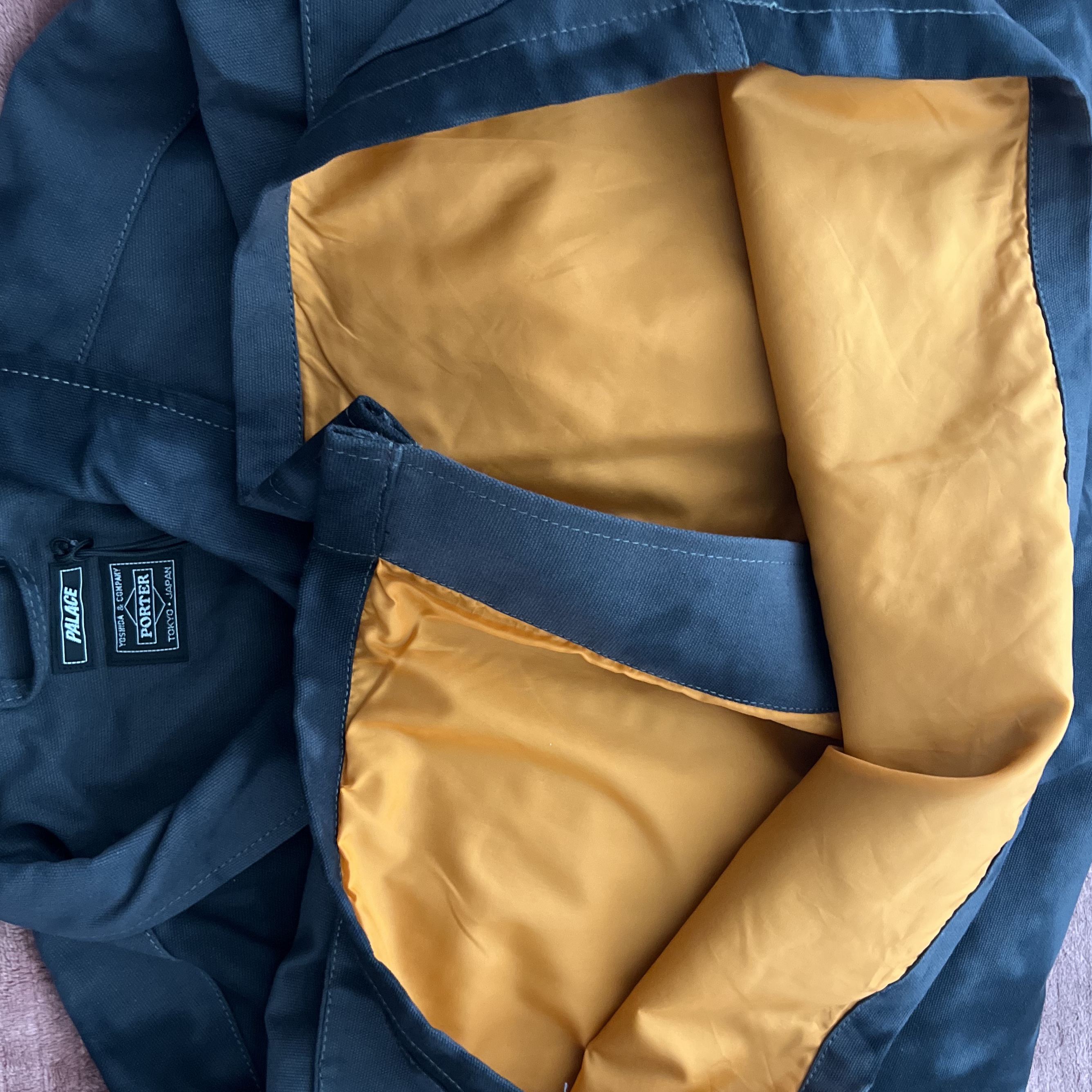 Palace x Porter Jacket & Pocket Bag Black 착용 스타일 - 5