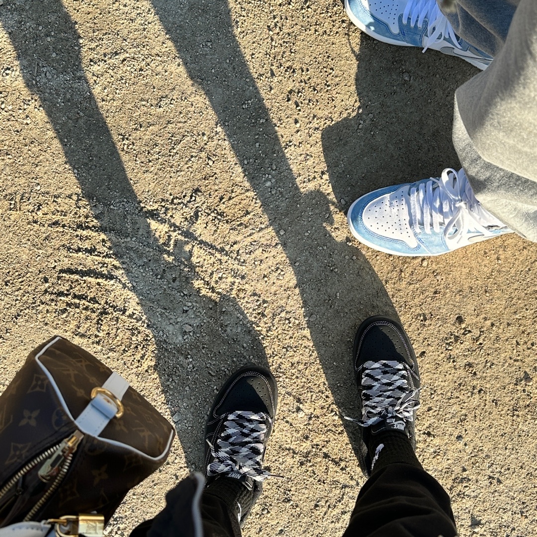 Jordan 1 Retro High OG Hyper Royal, Jordan 1 x Travis Scott Retro Low OG SP Black Phantom 착용 스타일