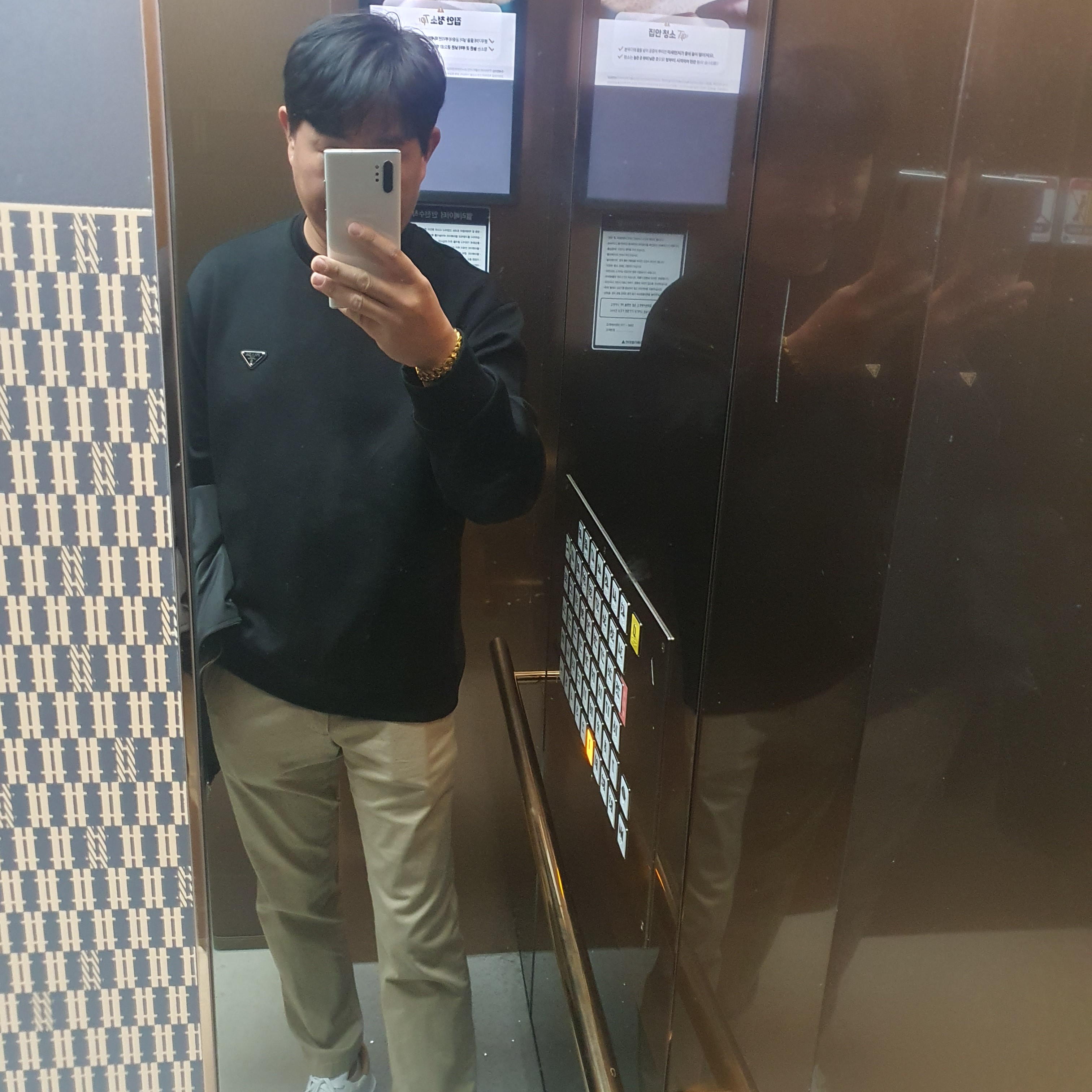 Prada Technical Cotton Sweatshirt Black, Louis Vuitton Beverly Hills Sneakers White 착용 스타일