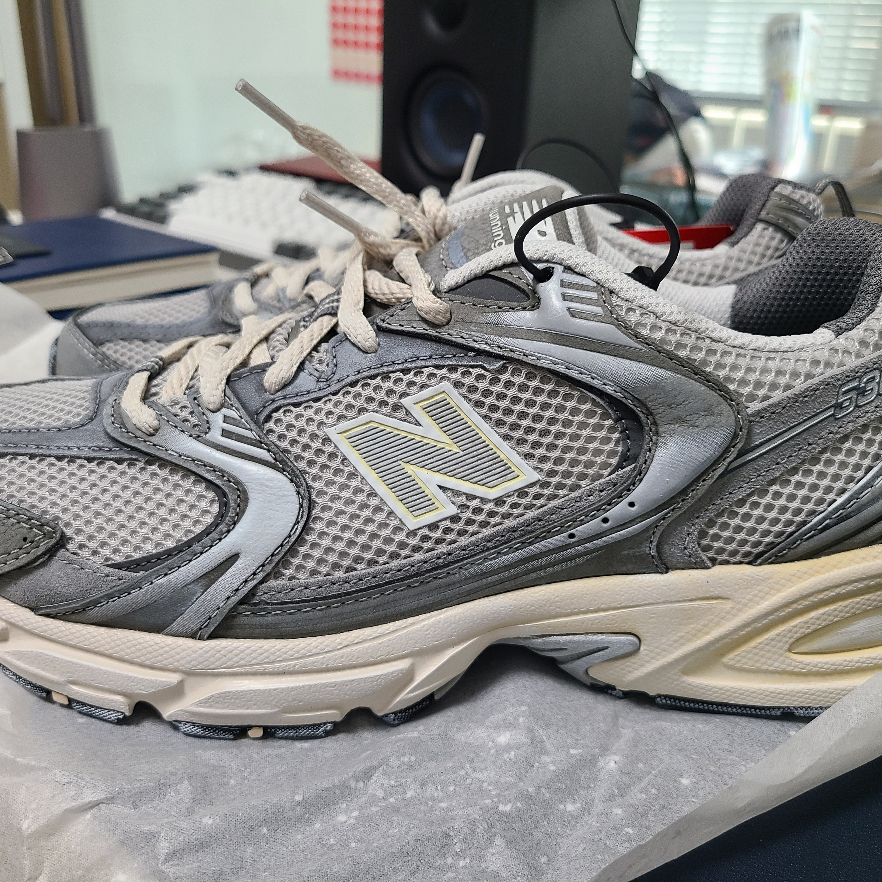 New Balance 530 Premium Vintage Grey Matter 착용 스타일 - 1