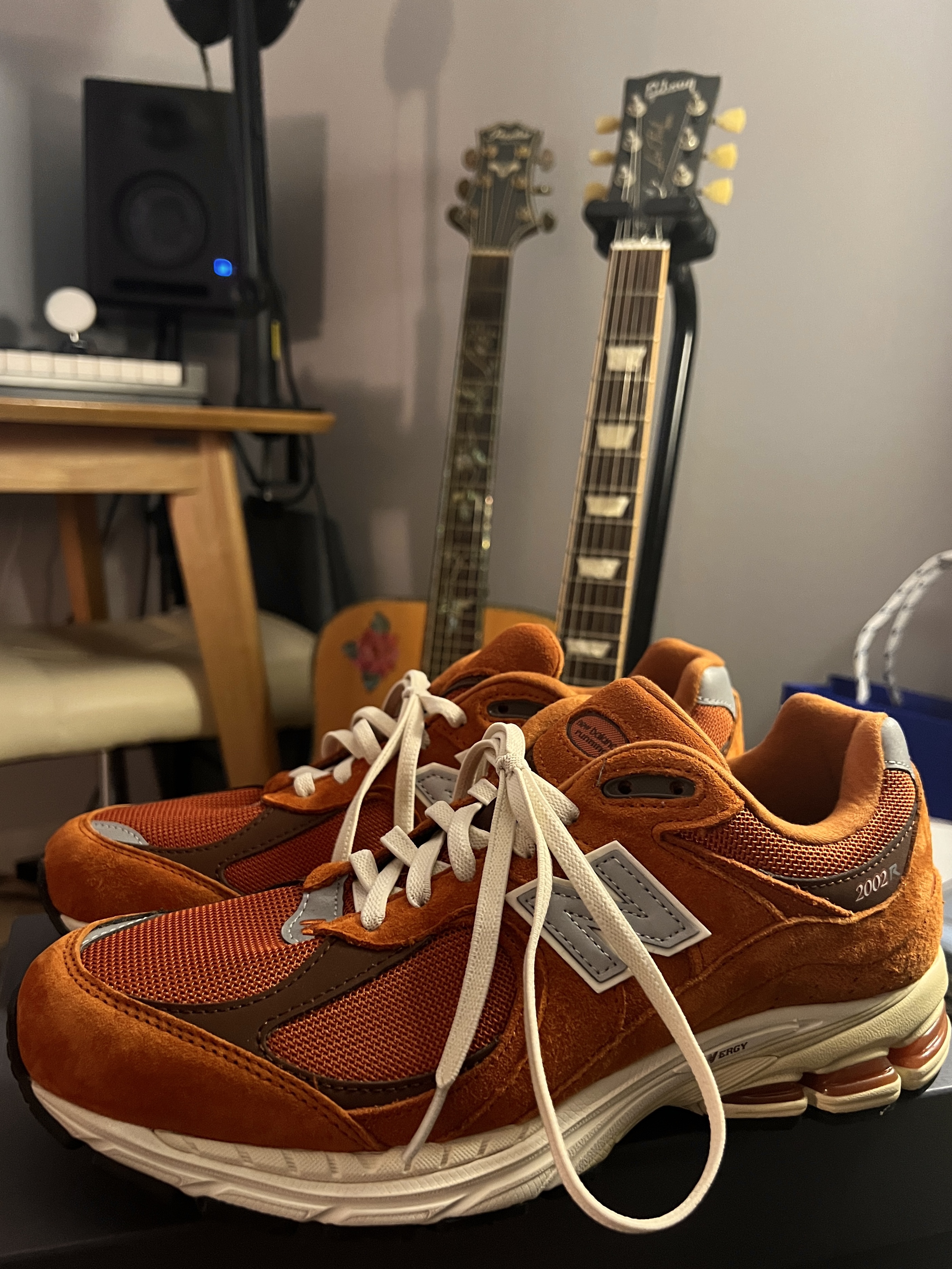 New Balance 2002R Rust Oxide 착용 스타일 - 2