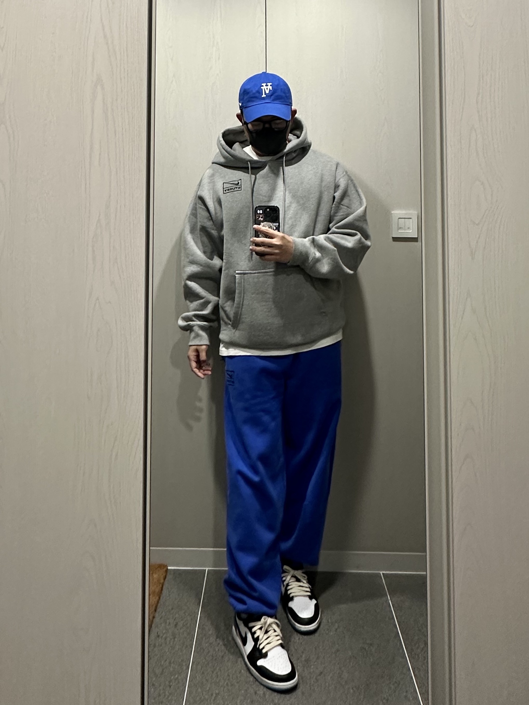 Nike x Stussy NRG RA Pullover Hoodie Dark Grey Heather (DJ9488-063), Nike x Stussy NRG Acid Washed Fleece Pants Game Royal (DR4025-480) 착용 스타일