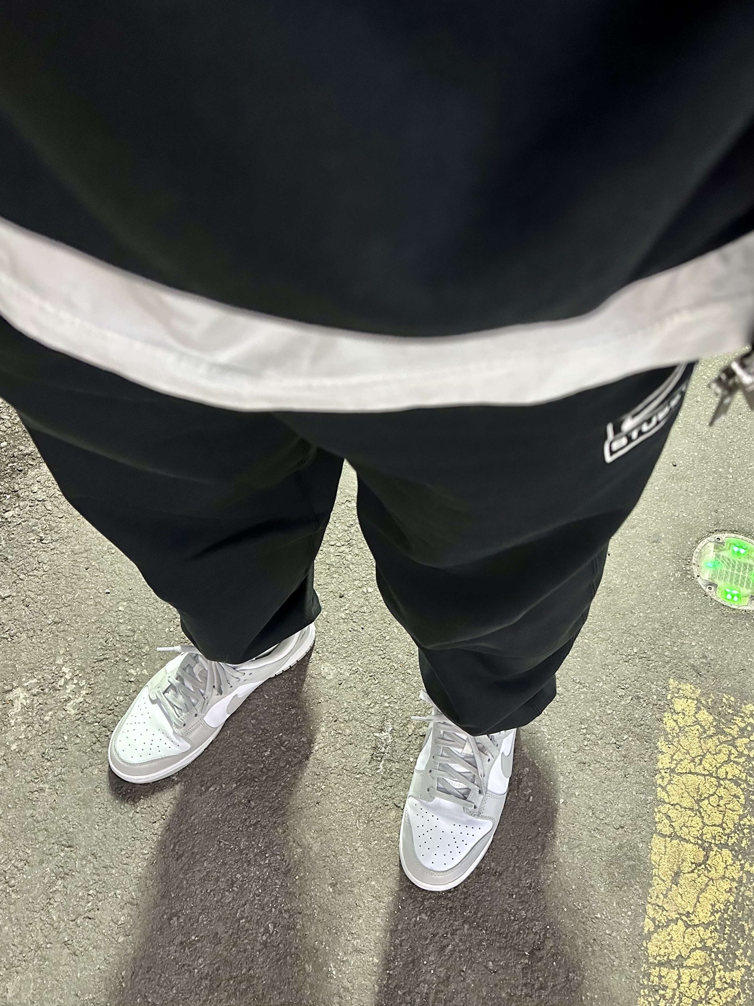 Nike x Stussy NRG Washed Fleece Crewneck Black (DO5310-010), Nike x Stussy NRG Washed Fleece Pants Black (DO5296-010) 착용 스타일
