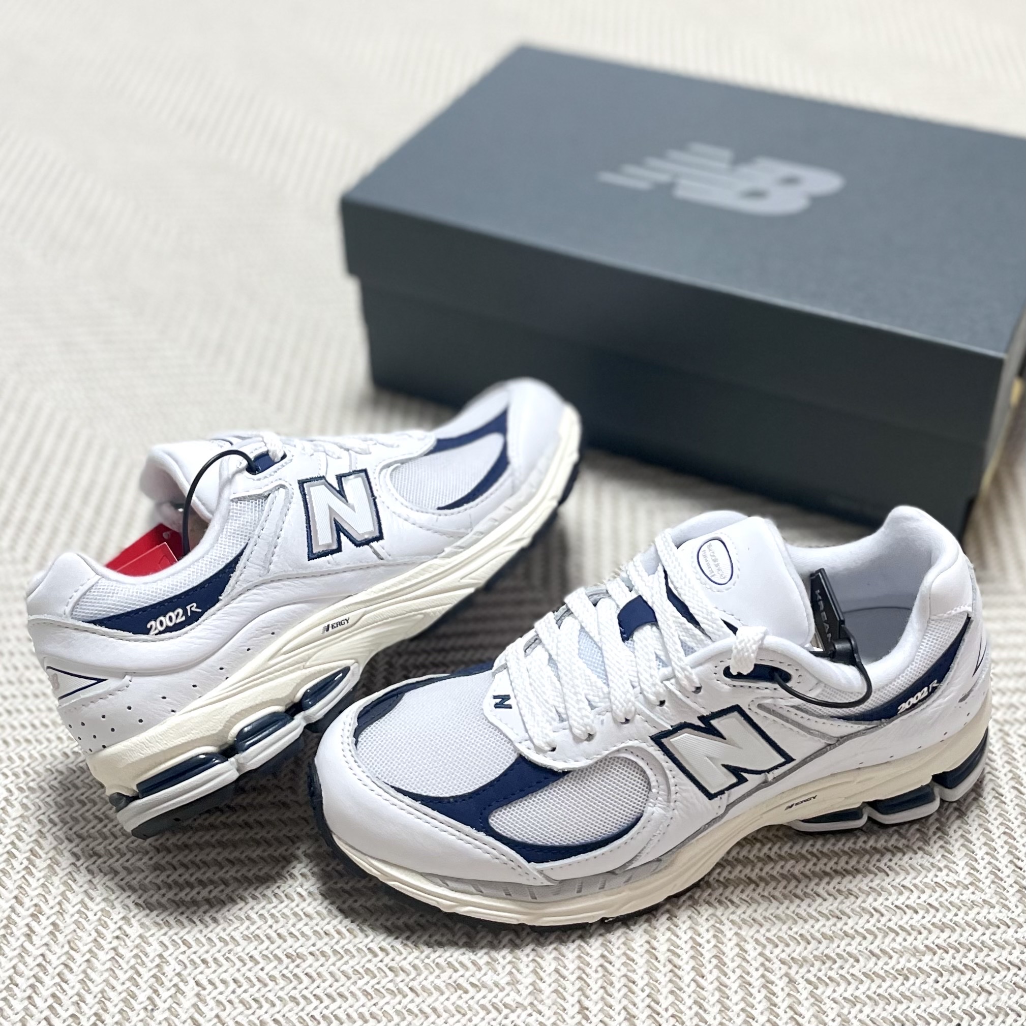 New Balance 2002R White, New Balance 992 Made in USA White Navy 착용 스타일 - 1