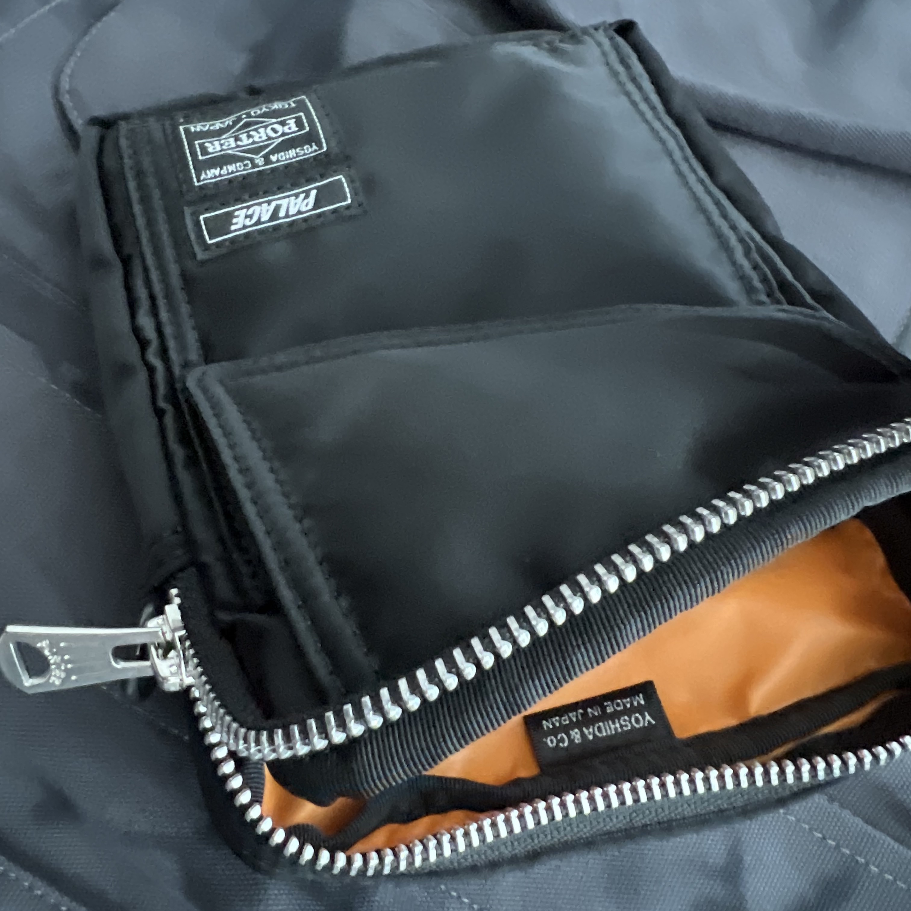 Palace x Porter Jacket & Pocket Bag Black 착용 스타일 - 4