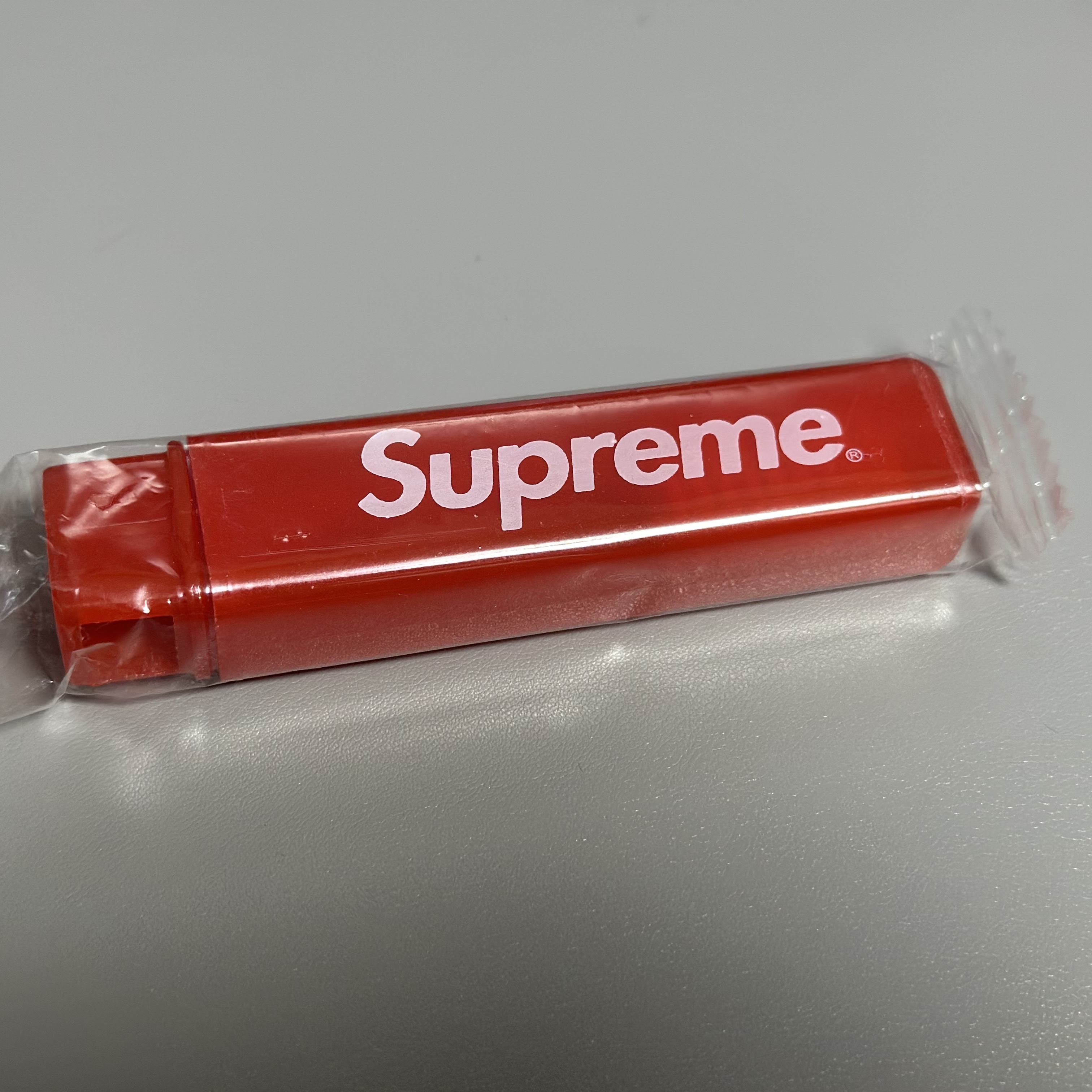Supreme Lighter Case Carabiner Red - 22SS, Supreme Chapstick Red (3 Pack) 착용 스타일 - 1
