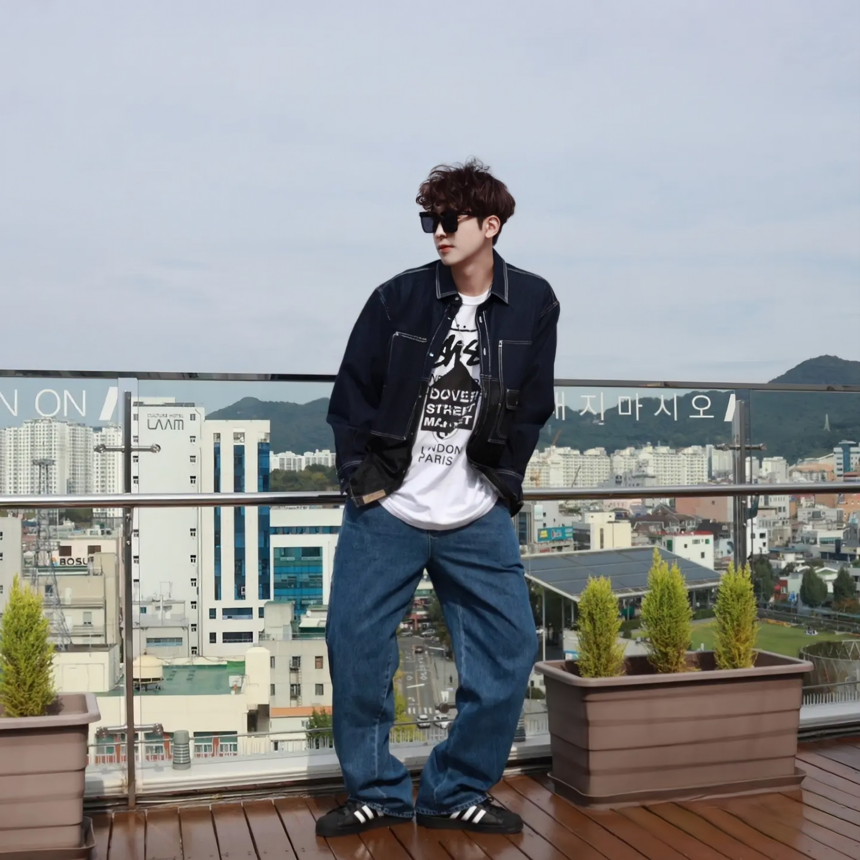 Adidas Superstar Core Black White, Stussy DSM World Tour T-Shirt White 착용 스타일 - 1
