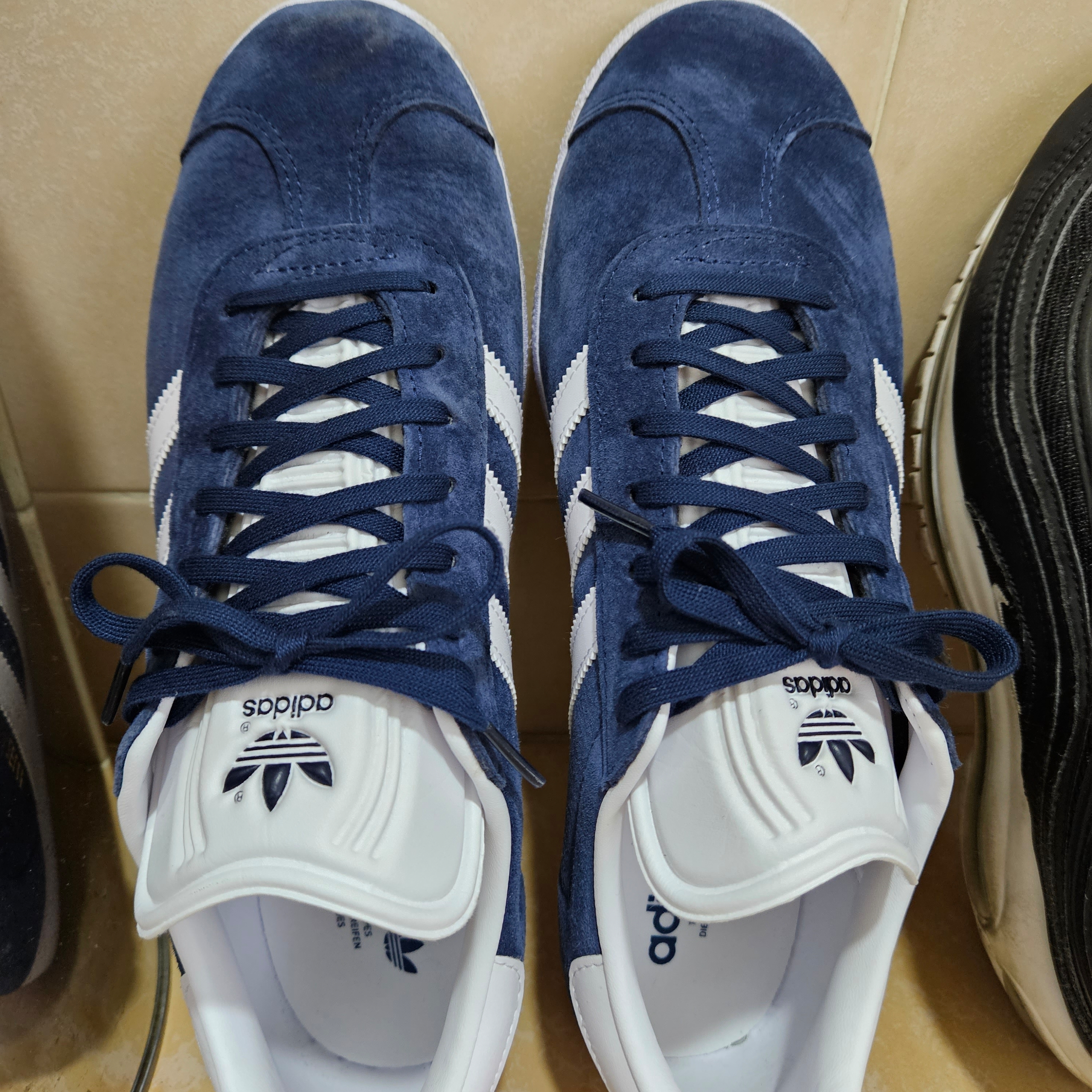 Adidas Gazelle Collegiate Navy 착용 스타일