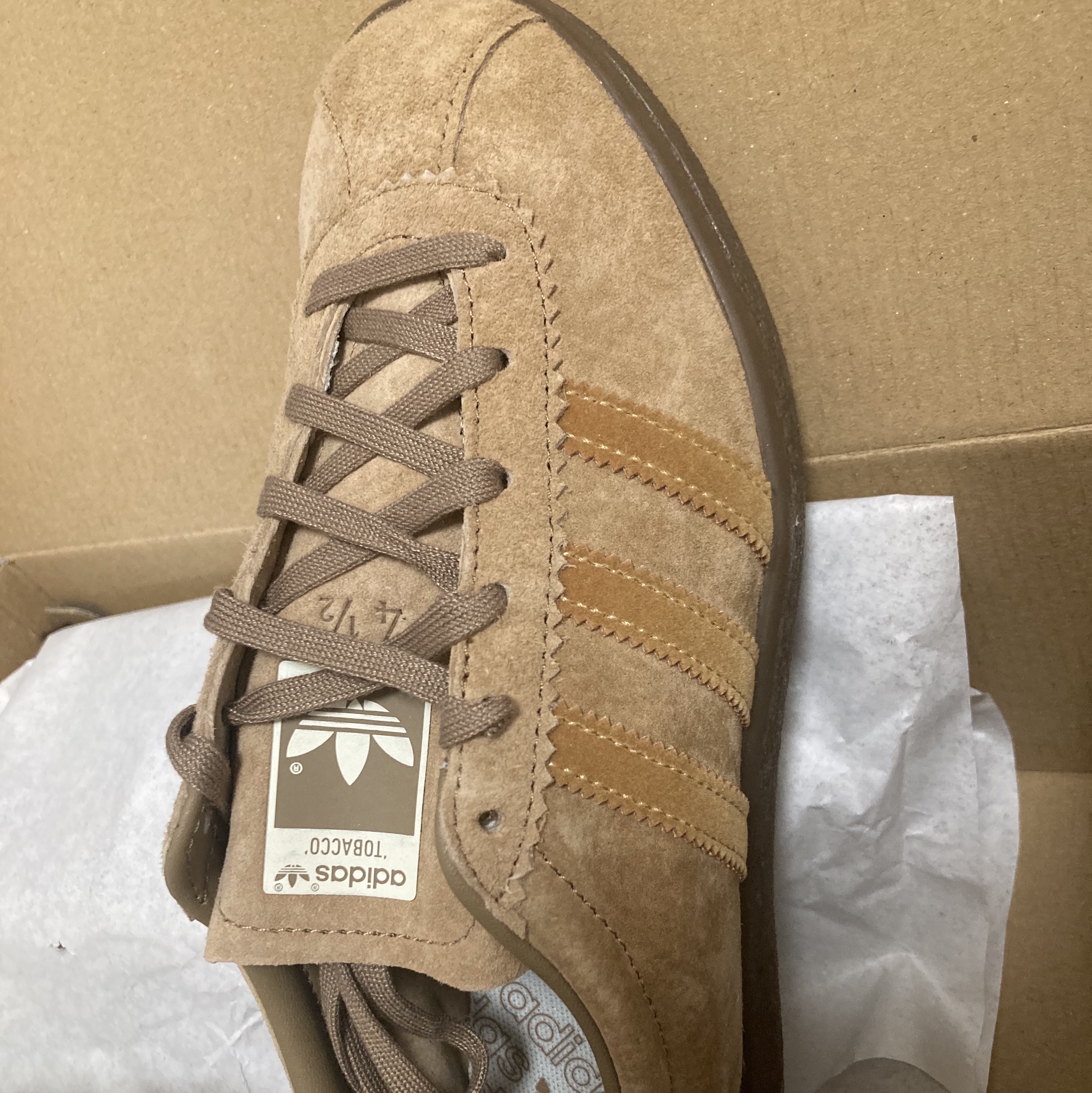 Adidas Tobacco Pantone Mesa 착용 스타일