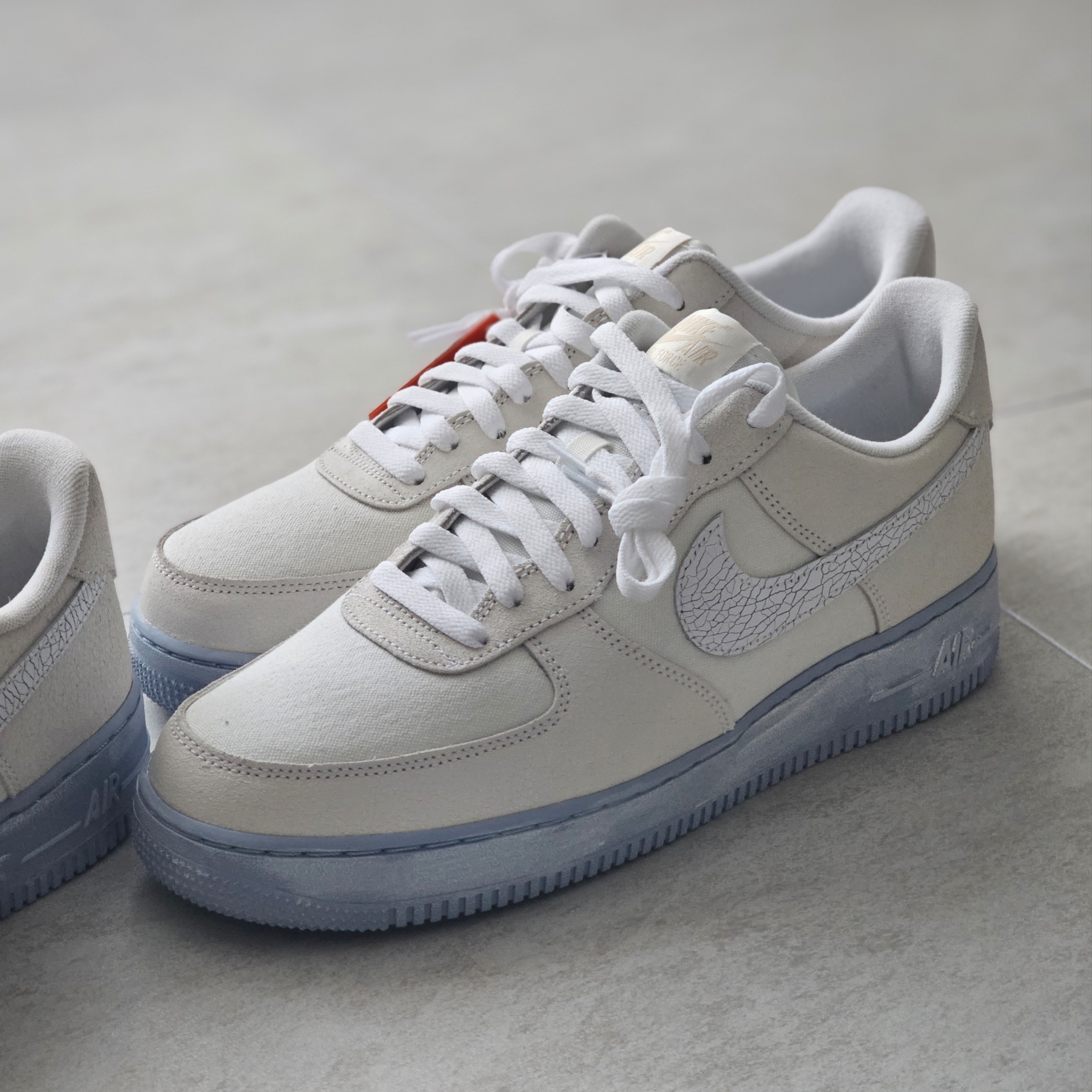 Nike Air Force 1 '07 LV8 EMB Summit White Blue Whisper 착용 스타일 - 1
