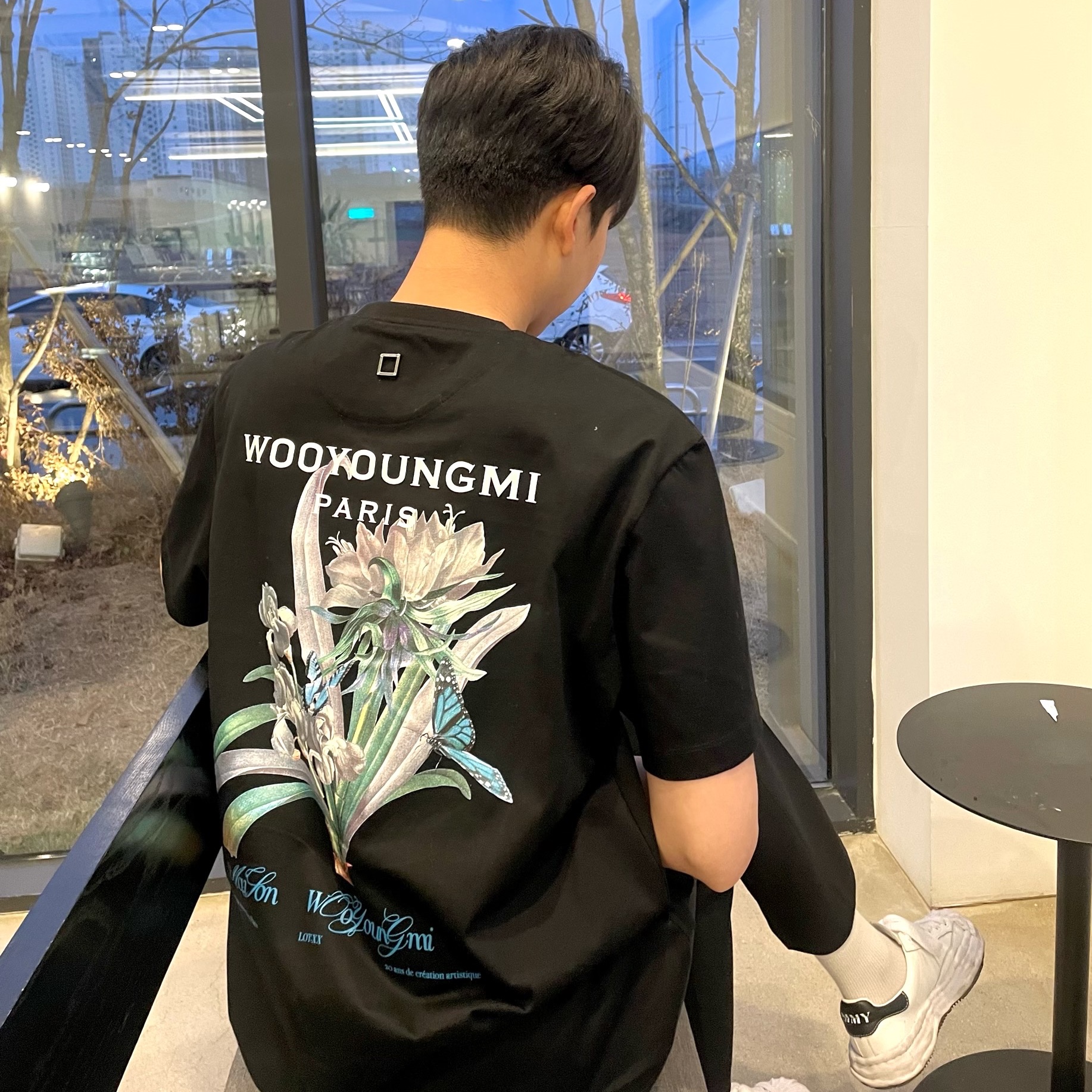 Wooyoungmi Flower Print Back Logo T-Shirt Black - 23SS, Maison Mihara Yasuhiro Blakey OG Sole Leather Low-top Sneakers White 착용 스타일 - 1