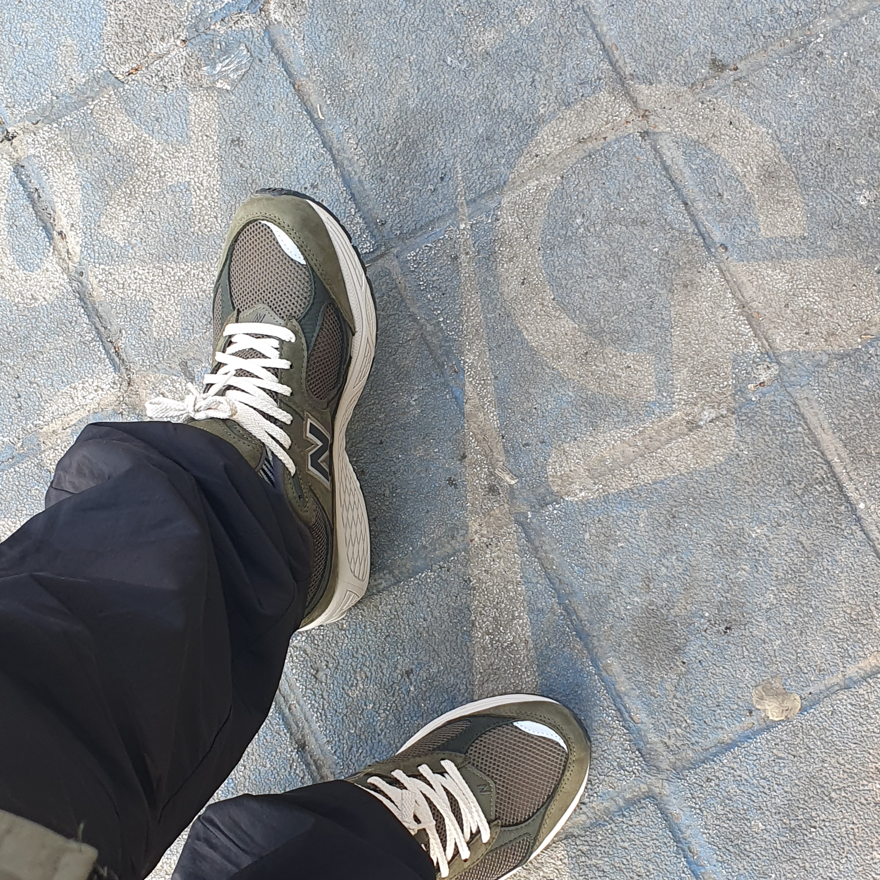 New Balance 2002R Grape Leaf 착용 스타일