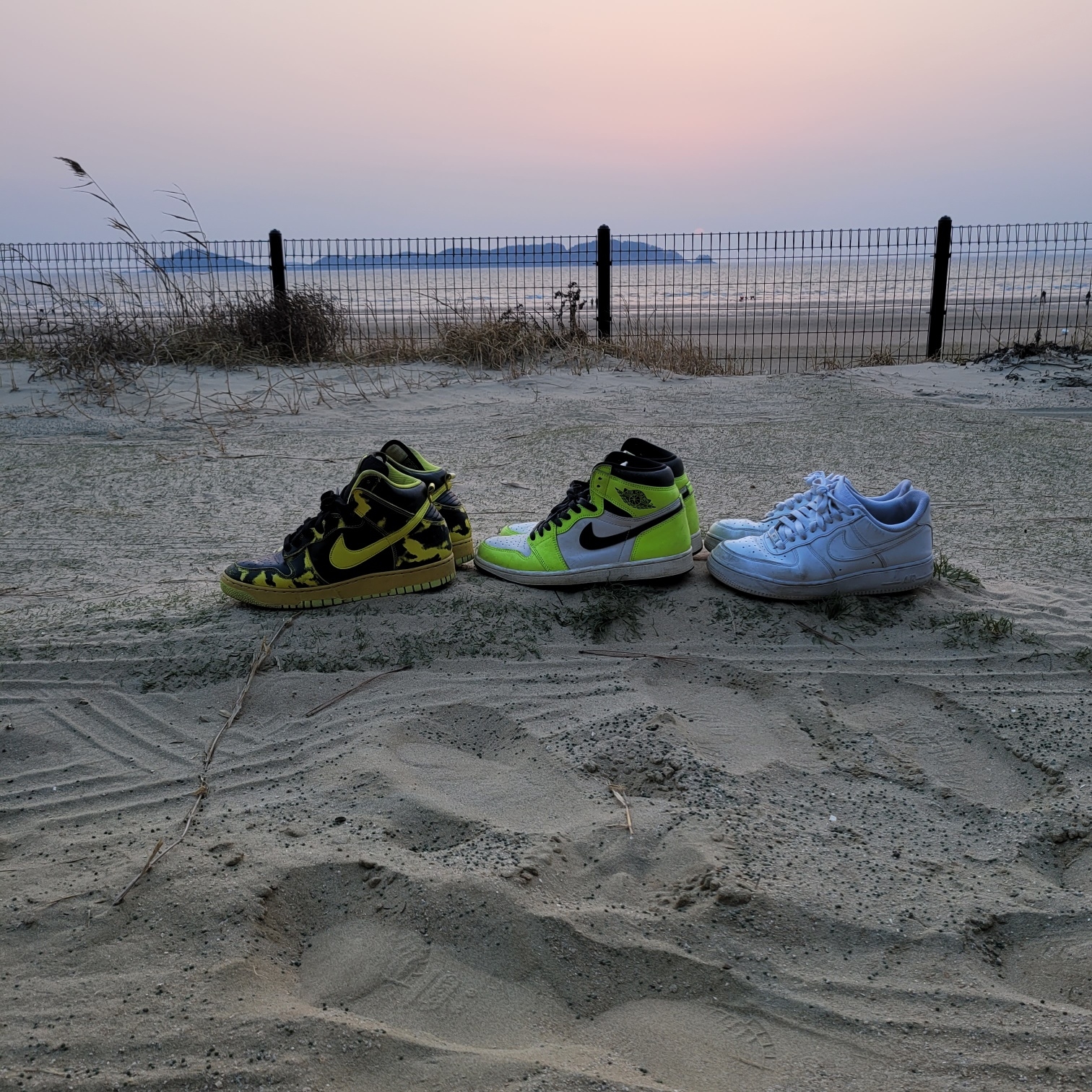Jordan 1 Retro High OG Volt, Nike Dunk High 1985 SP Yellow Acid Wash 착용 스타일