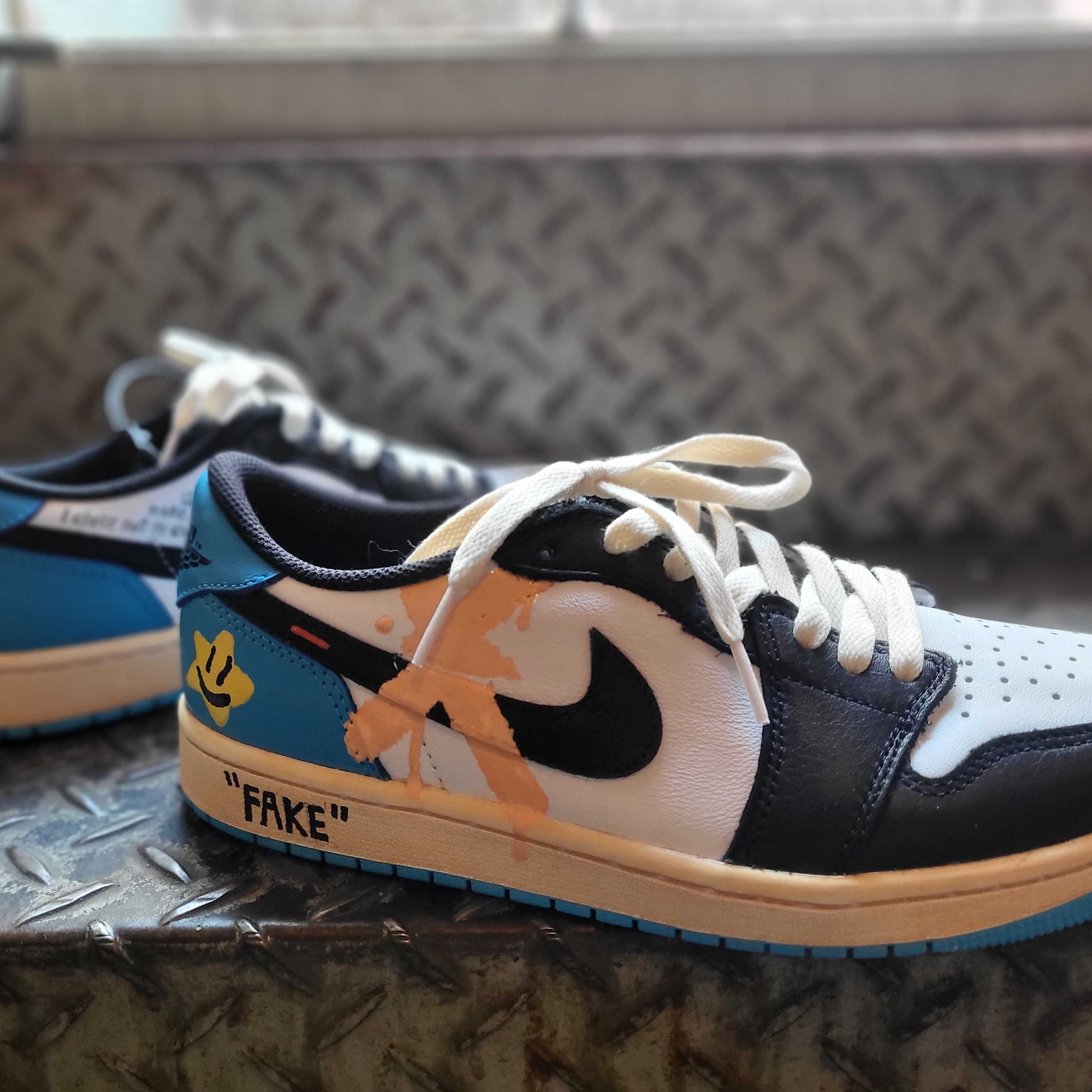 Jordan 1 Retro Low OG Black and Dark Powder Blue 착용 스타일 - 2