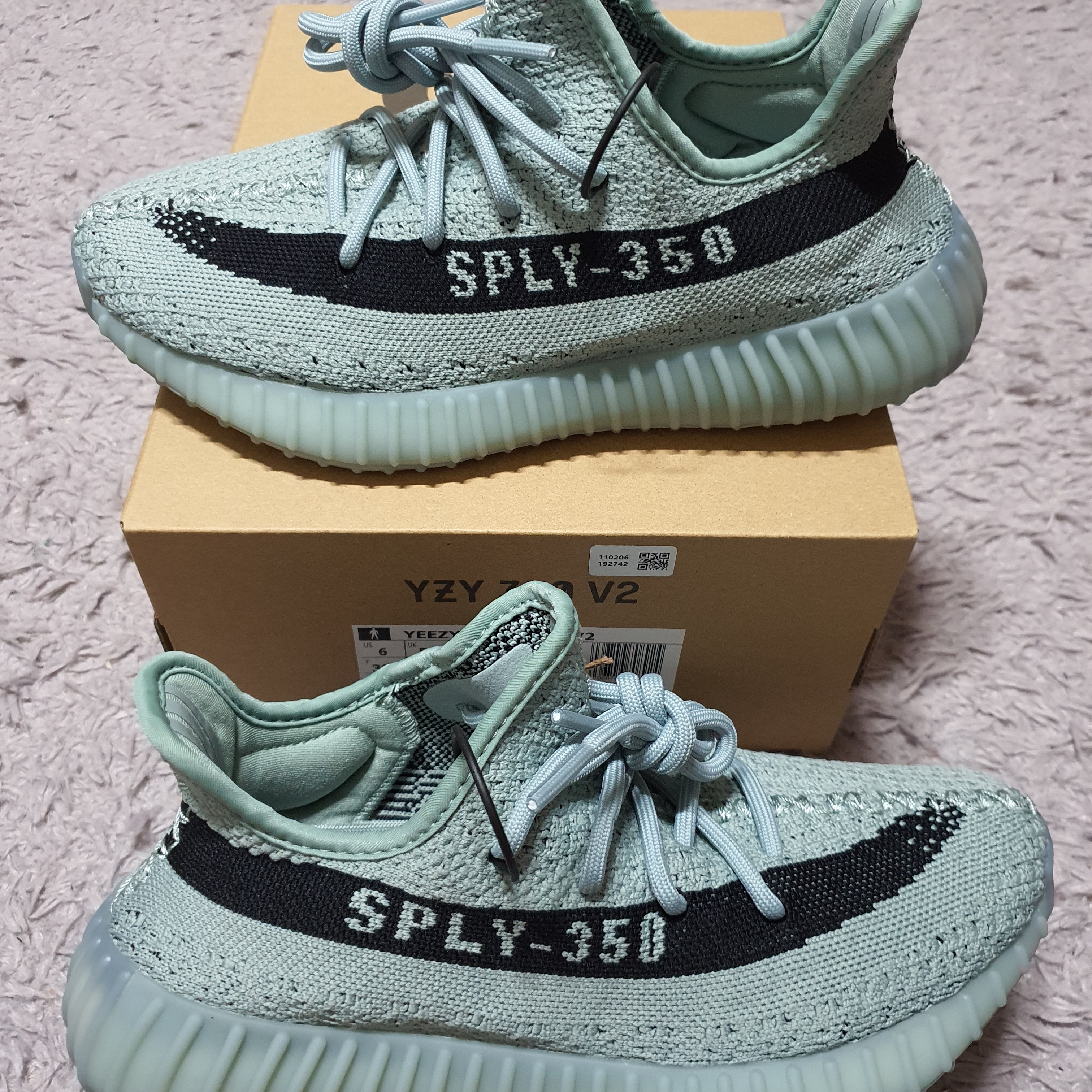 Adidas Yeezy Boost 350 V2 Salt Core Black 착용 스타일